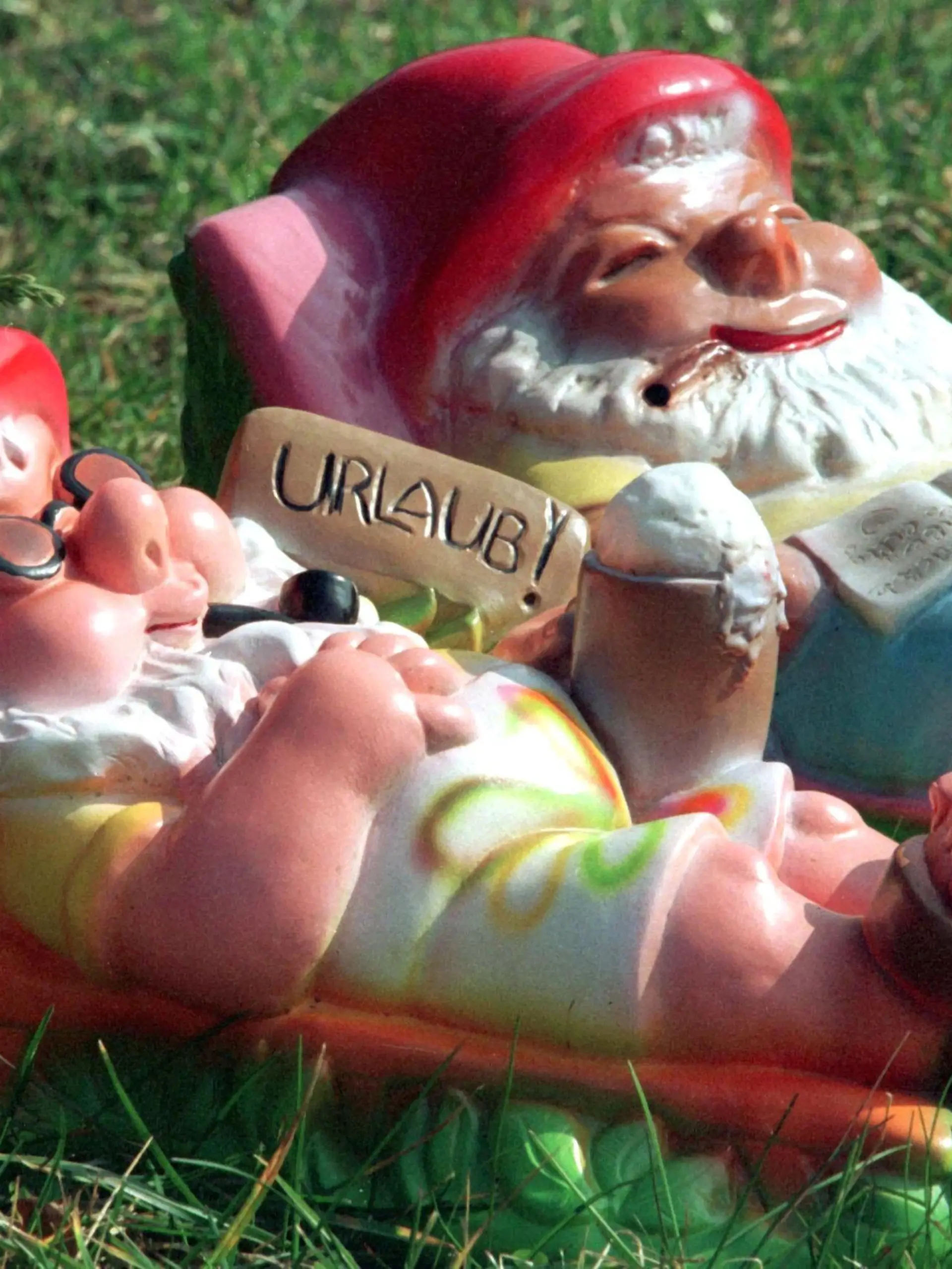 Urlaubsreif? Zufrieden räckeln sich zwei Gartenzwerge im Zwergenpark Trusetal in der Frühlingssonne (aufg. am 31.3.1999). Obwohl die Saison für sie jetzt erst richtig losgeht, fordern sie schon Ferien. Seit April ist das über 1000 Quadratmeter große Gelände in Trusetal mit hunderten Gartenzwergen wieder für die Besucher geöffnet.