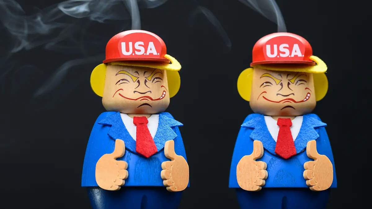 In der Werkstatt der Seiffener Volkskunst eG räuchert Donald Trump als Räuchermännchen. Der US-Präsident macht seit Wochen Dampf mit immer neuen Zöllen, nun dampft er auch als Räuchermann im heimischen Wohnzimmer. Die Kunsthandwerker in Seiffen sind geübt darin, Politiker in Räucherfiguren zu verwandeln. Von Trump wurden nun in einer ersten Serie 100 Stück angefertigt und werden derzeit in der Schauwerkstatt montiert. 