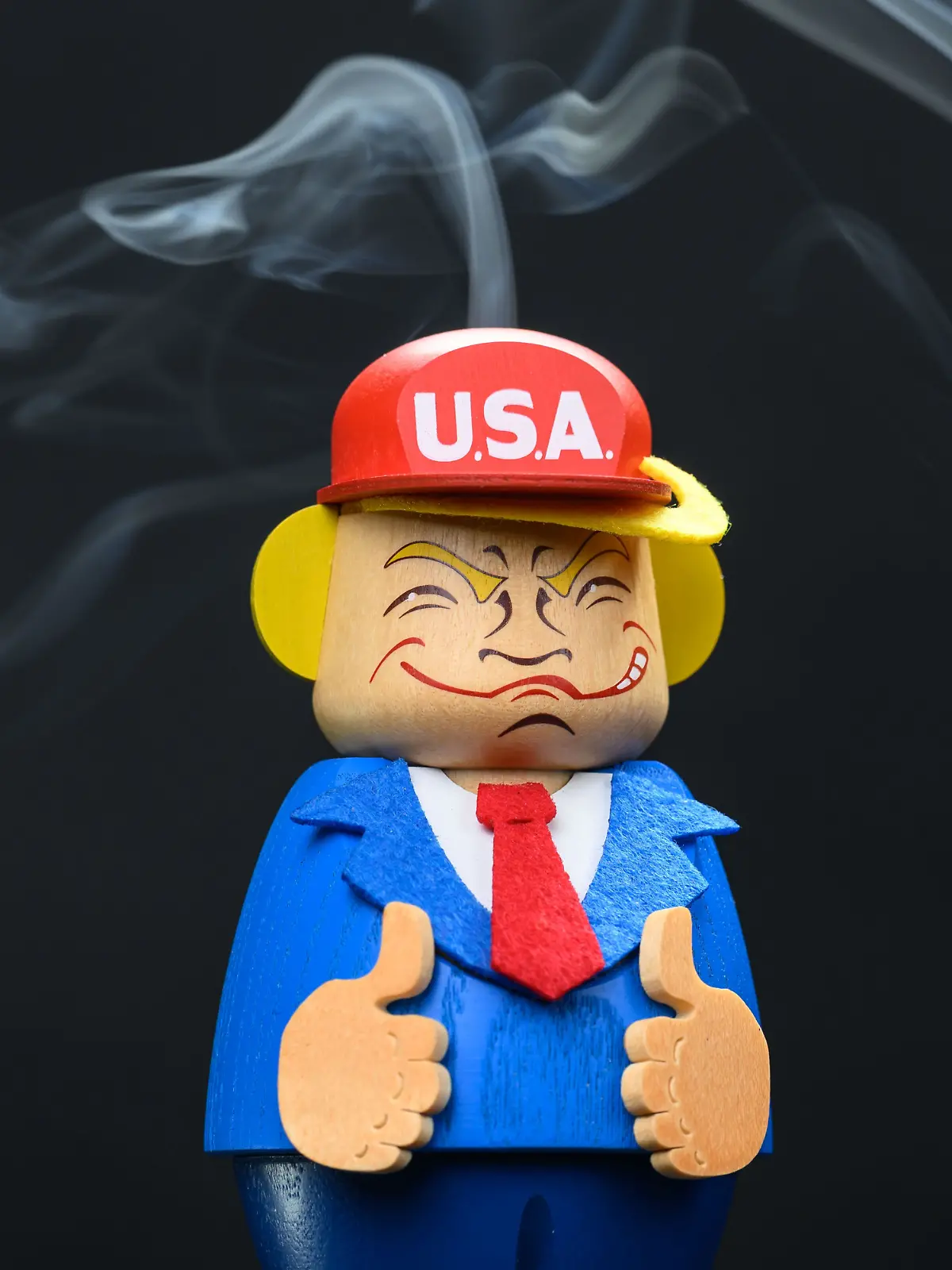 In der Werkstatt der Seiffener Volkskunst eG räuchert Donald Trump als Räuchermännchen. Der US-Präsident macht seit Wochen Dampf mit immer neuen Zöllen, nun dampft er auch als Räuchermann im heimischen Wohnzimmer. Die Kunsthandwerker in Seiffen sind geübt darin, Politiker in Räucherfiguren zu verwandeln. Von Trump wurden nun in einer ersten Serie 100 Stück angefertigt und werden derzeit in der Schauwerkstatt montiert. 