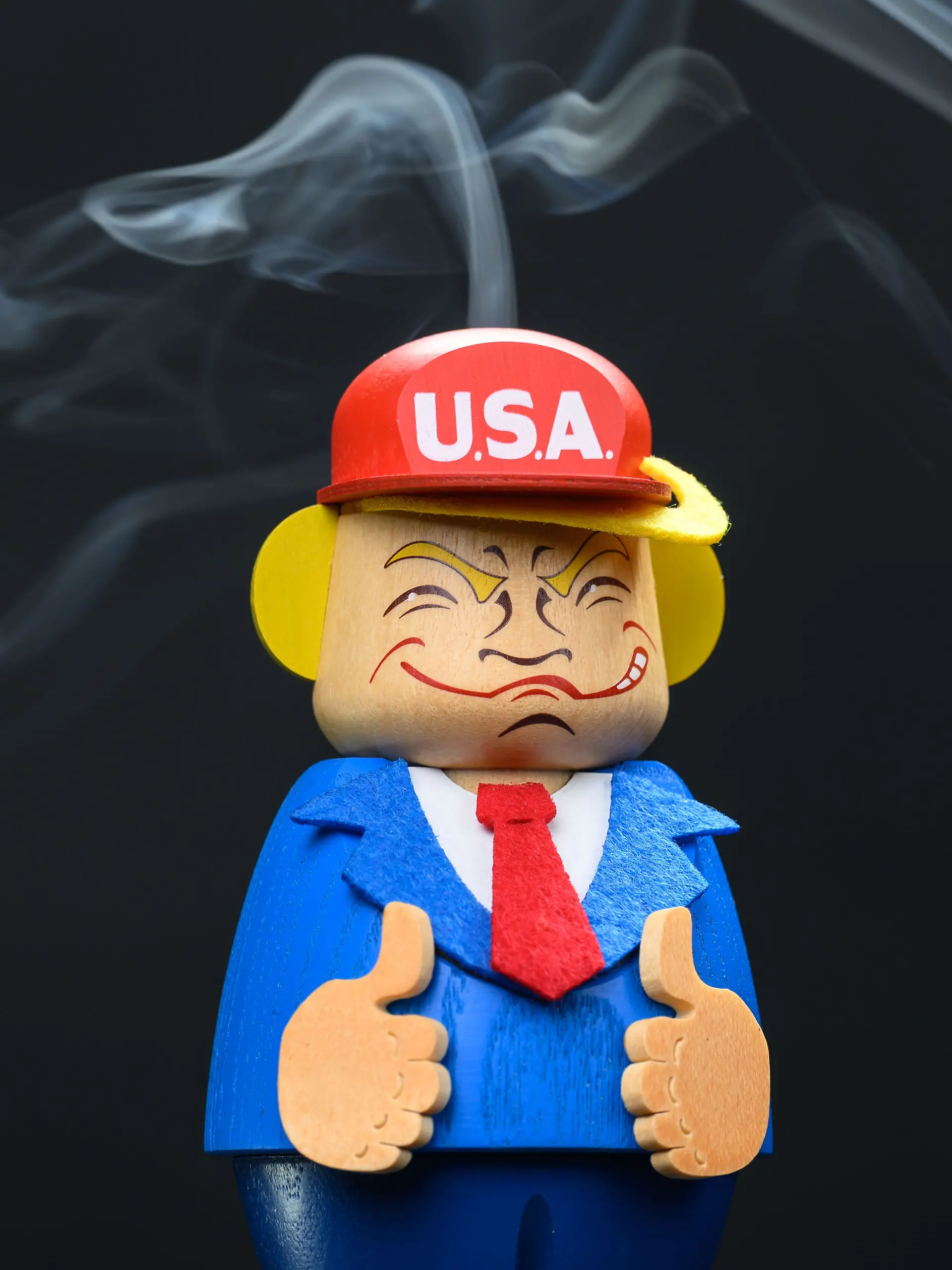 In der Werkstatt der Seiffener Volkskunst eG räuchert Donald Trump als Räuchermännchen. Der US-Präsident macht seit Wochen Dampf mit immer neuen Zöllen, nun dampft er auch als Räuchermann im heimischen Wohnzimmer. Die Kunsthandwerker in Seiffen sind geübt darin, Politiker in Räucherfiguren zu verwandeln. Von Trump wurden nun in einer ersten Serie 100 Stück angefertigt und werden derzeit in der Schauwerkstatt montiert. 