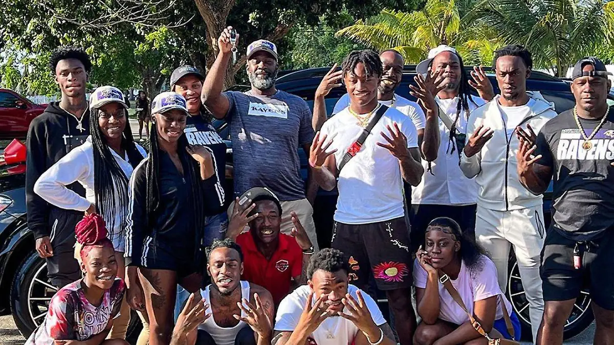 Rookie Zay Flowers hat die ganze Familie versammelt, im Hintergrund der neue Benz des Vaters.