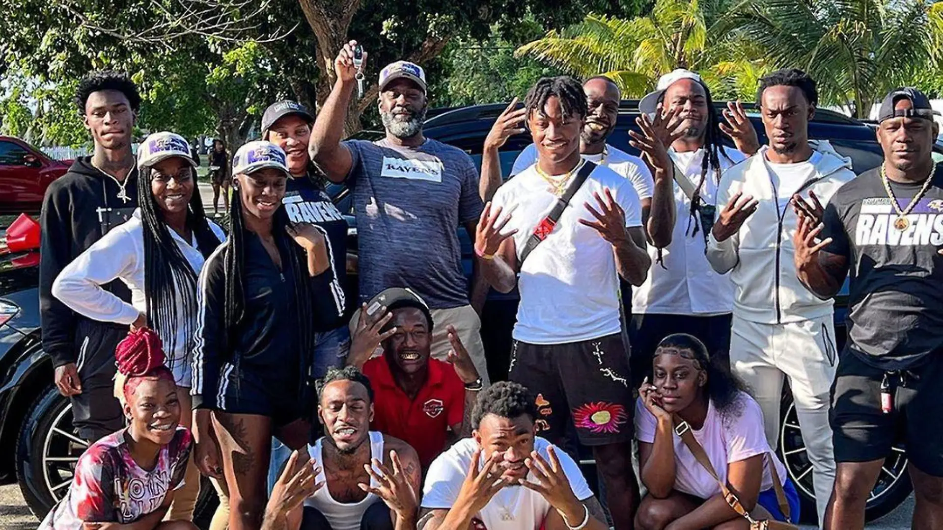 Rookie Zay Flowers hat die ganze Familie versammelt, im Hintergrund der neue Benz des Vaters.