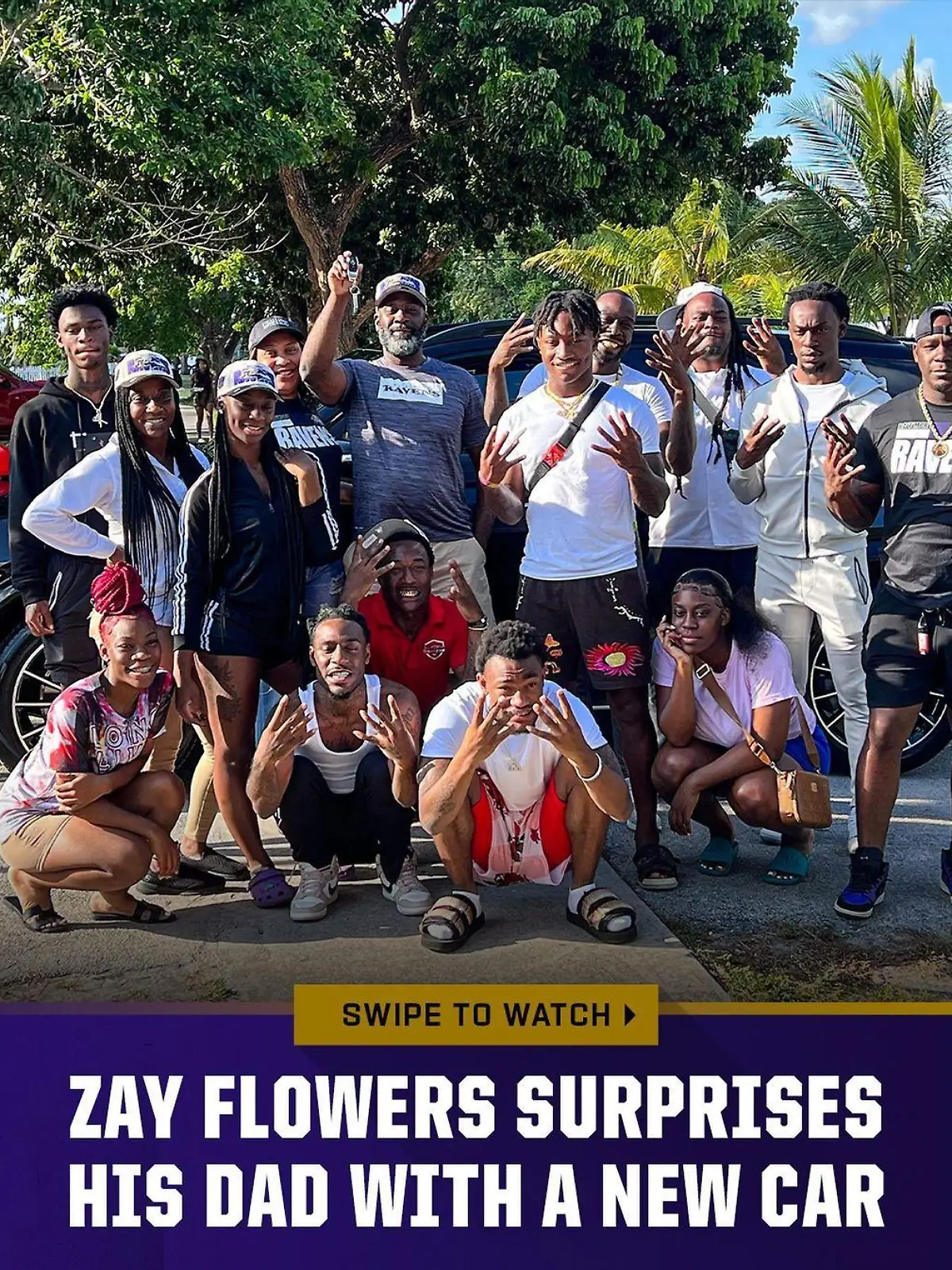 Rookie Zay Flowers hat die ganze Familie versammelt, im Hintergrund der neue Benz des Vaters.