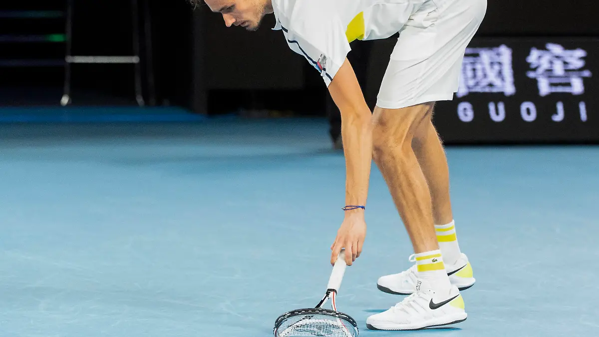 Daniil Medvedev nimmt seinen zerbrochenen Schlaeger vom Boden,Aerger,Frust,Emotion,Herren Einzel Finale, Endspiel *** Daniil Medvedev picks up his broken racket from the floor,anger,frustration,emotion,mens singles final, final match Copyright: xJuergenxHasenkopfx