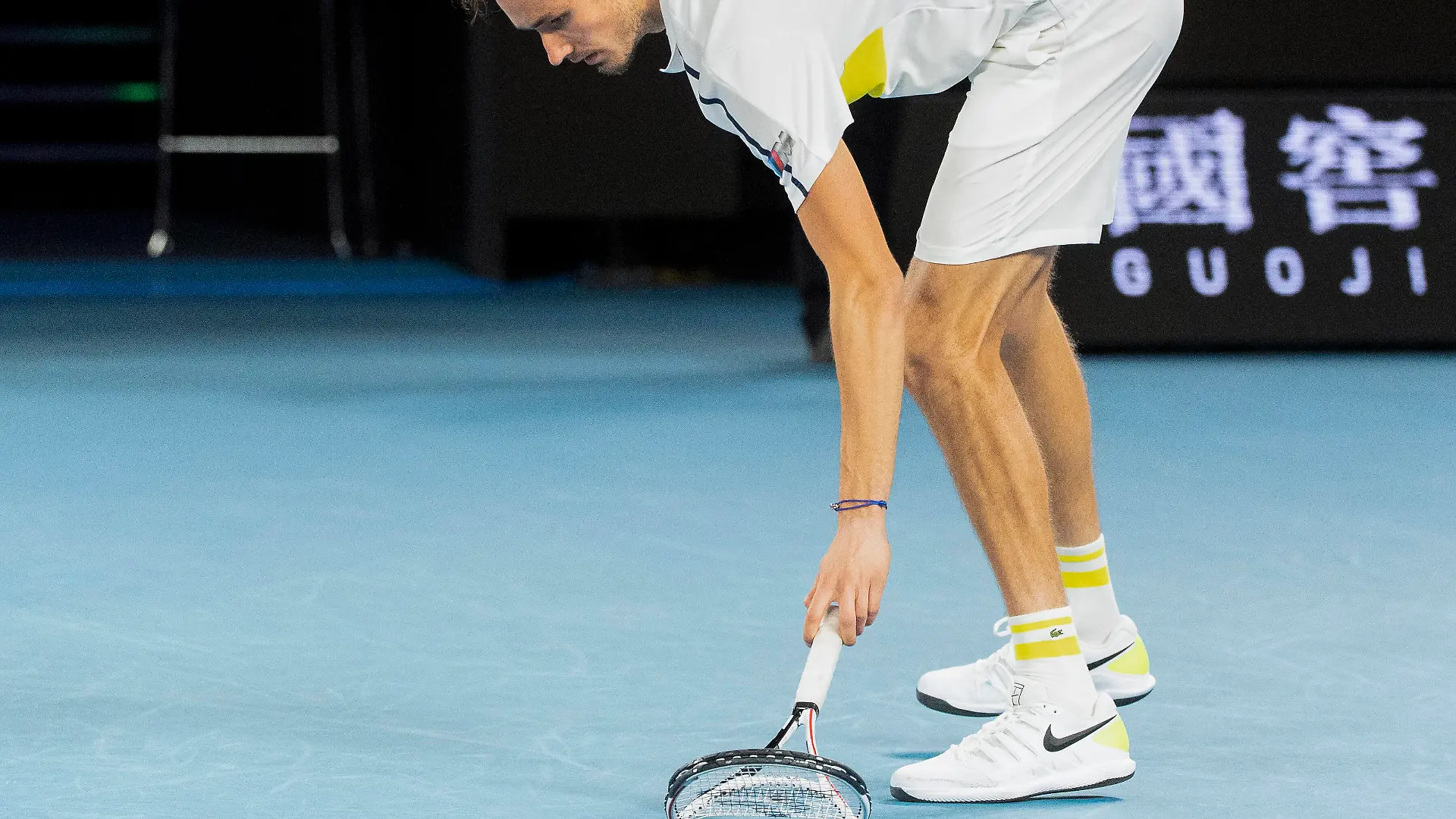 Daniil Medvedev nimmt seinen zerbrochenen Schlaeger vom Boden,Aerger,Frust,Emotion,Herren Einzel Finale, Endspiel *** Daniil Medvedev picks up his broken racket from the floor,anger,frustration,emotion,mens singles final, final match Copyright: xJuergenxHasenkopfx 