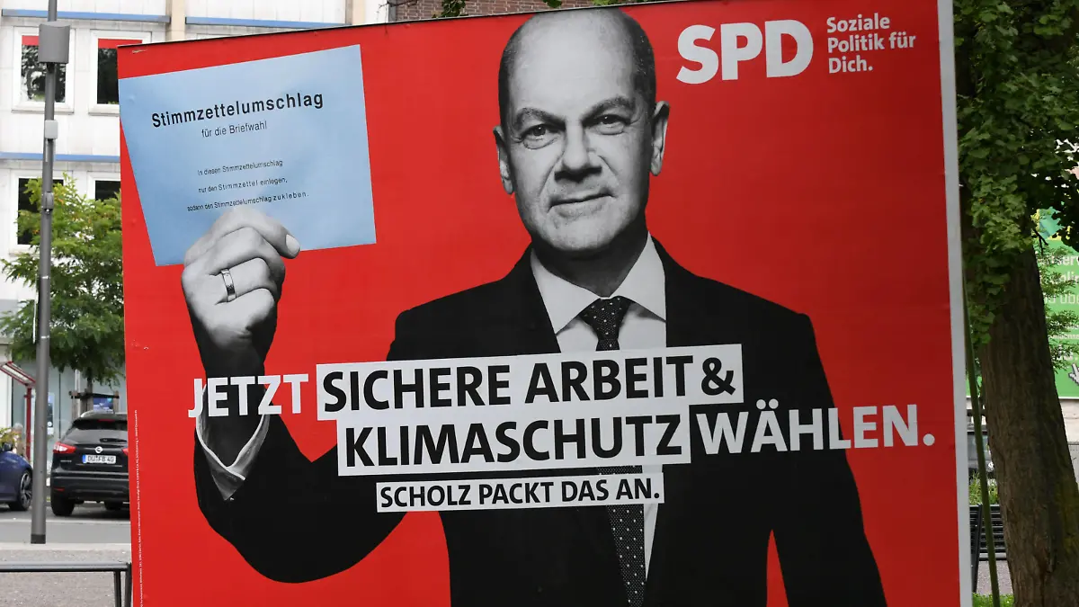  Duisburg 20.08.2021, Themenfoto: Wahlplakat, Bundestagswahl 2021 Wahlplakat SPD. Olaf Scholz. Jetzt sichere Arbeit & Klimaschutz waehlen. Scholz packt das an. 20.08.2021, Themenfoto: Wahlplakat, Bundestagswahl 2021 *** Duisburg 20 08 2021, theme photo election poster, federal election 2021 election poster SPD Olaf Scholz Jetzt sichere Arbeit Klimaschutz waehlen Scholz packt das an 20 08 2021, theme photo election poster, federal election 2021 Copyright: xEibner-Pressefotox