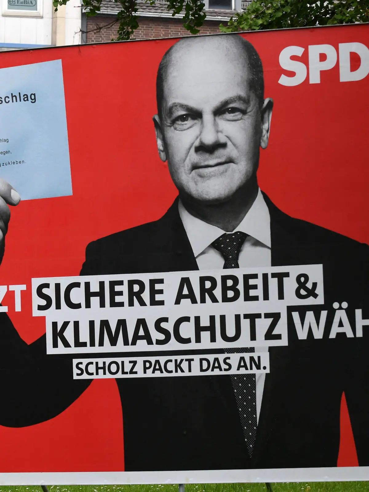  Duisburg 20.08.2021, Themenfoto: Wahlplakat, Bundestagswahl 2021 Wahlplakat SPD. Olaf Scholz. Jetzt sichere Arbeit & Klimaschutz waehlen. Scholz packt das an. 20.08.2021, Themenfoto: Wahlplakat, Bundestagswahl 2021 *** Duisburg 20 08 2021, theme photo election poster, federal election 2021 election poster SPD Olaf Scholz Jetzt sichere Arbeit Klimaschutz waehlen Scholz packt das an 20 08 2021, theme photo election poster, federal election 2021 Copyright: xEibner-Pressefotox