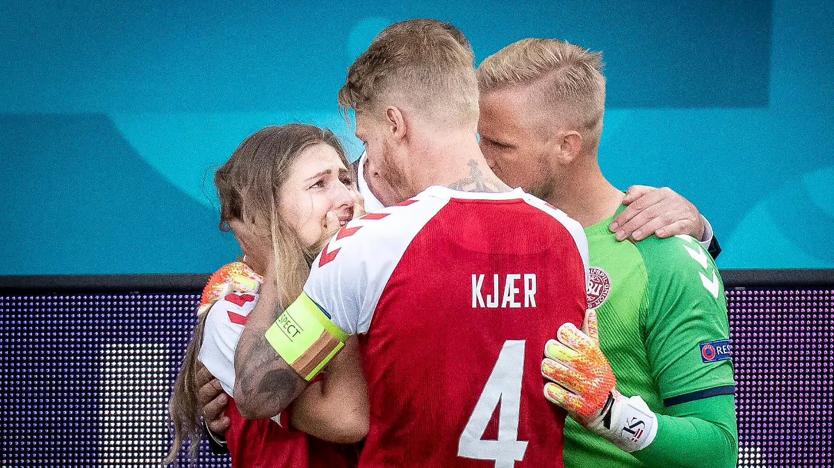 Kasper Schmeichel og Simon Kjaer med Christian Eriksens kaereste Sabrina Kvist Jensen under kampen mellem Danmark og Finland i gruppe B under EURO2020 i Parken i Koebenhavn, loerdag den 12. juni 2021.. , Copenhagen Denmark *** Kasper Schmeichel and Simon Kjaer with Christian Eriksens girlfriend Sabrina Kvist Jensen during the match between Denmark and Finland in group B during EURO2020 in the Park in Copenhagen, Saturday 12 June 2021, Copenhagen Denmark PUBLICATIONxINxGERxSUIxAUTxONLY Copyright: RitzauxScanpix MadsxClausxRasmussenx cop101 spdk20210612-202134-L