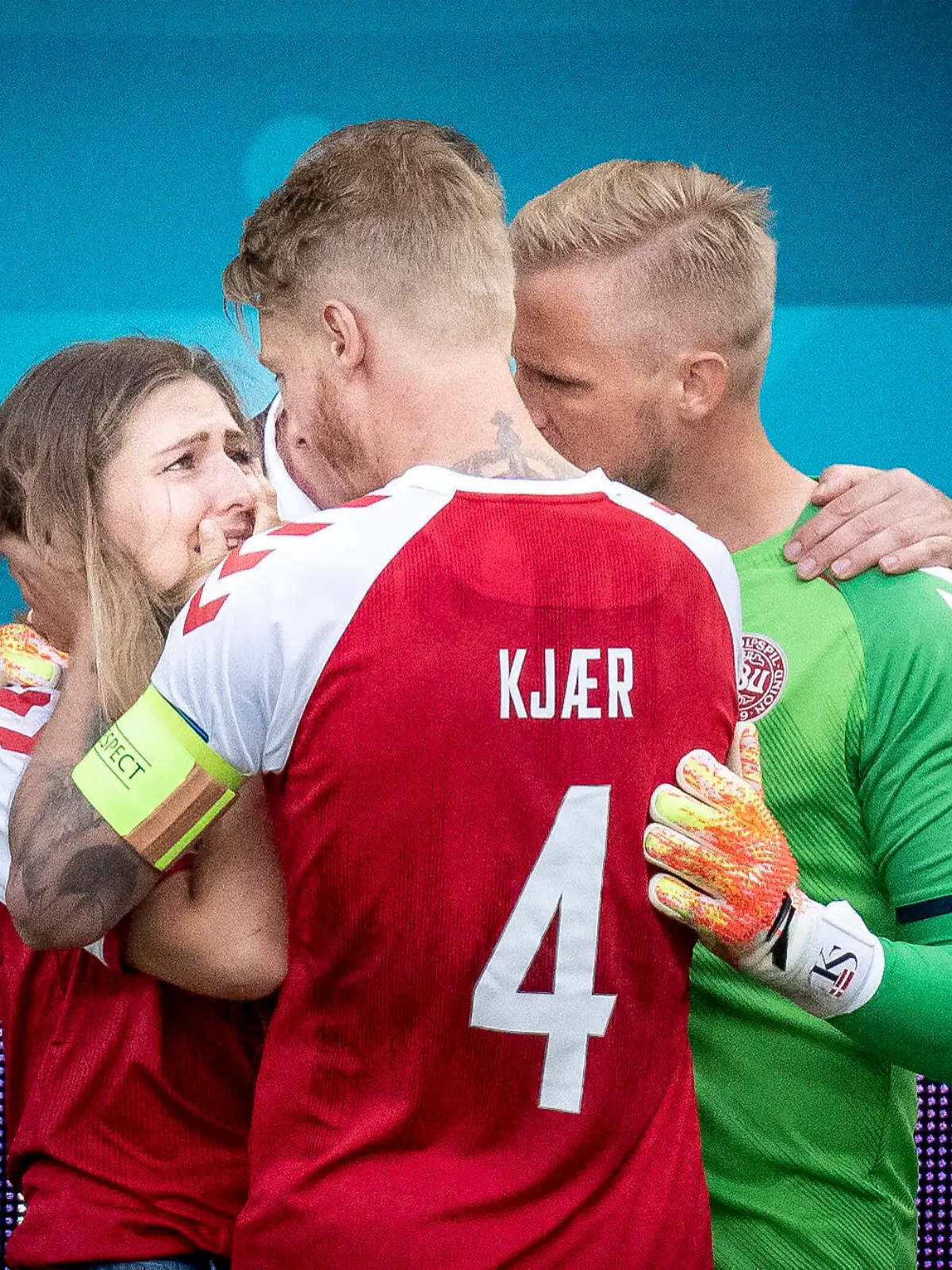  Kasper Schmeichel og Simon Kjaer med Christian Eriksens kaereste Sabrina Kvist Jensen under kampen mellem Danmark og Finland i gruppe B under EURO2020 i Parken i Koebenhavn, loerdag den 12. juni 2021.. , Copenhagen Denmark *** Kasper Schmeichel and Simon Kjaer with Christian Eriksens girlfriend Sabrina Kvist Jensen during the match between Denmark and Finland in group B during EURO2020 in the Park in Copenhagen, Saturday 12 June 2021, Copenhagen Denmark PUBLICATIONxINxGERxSUIxAUTxONLY Copyright: RitzauxScanpix MadsxClausxRasmussenx cop101 spdk20210612-202134-L