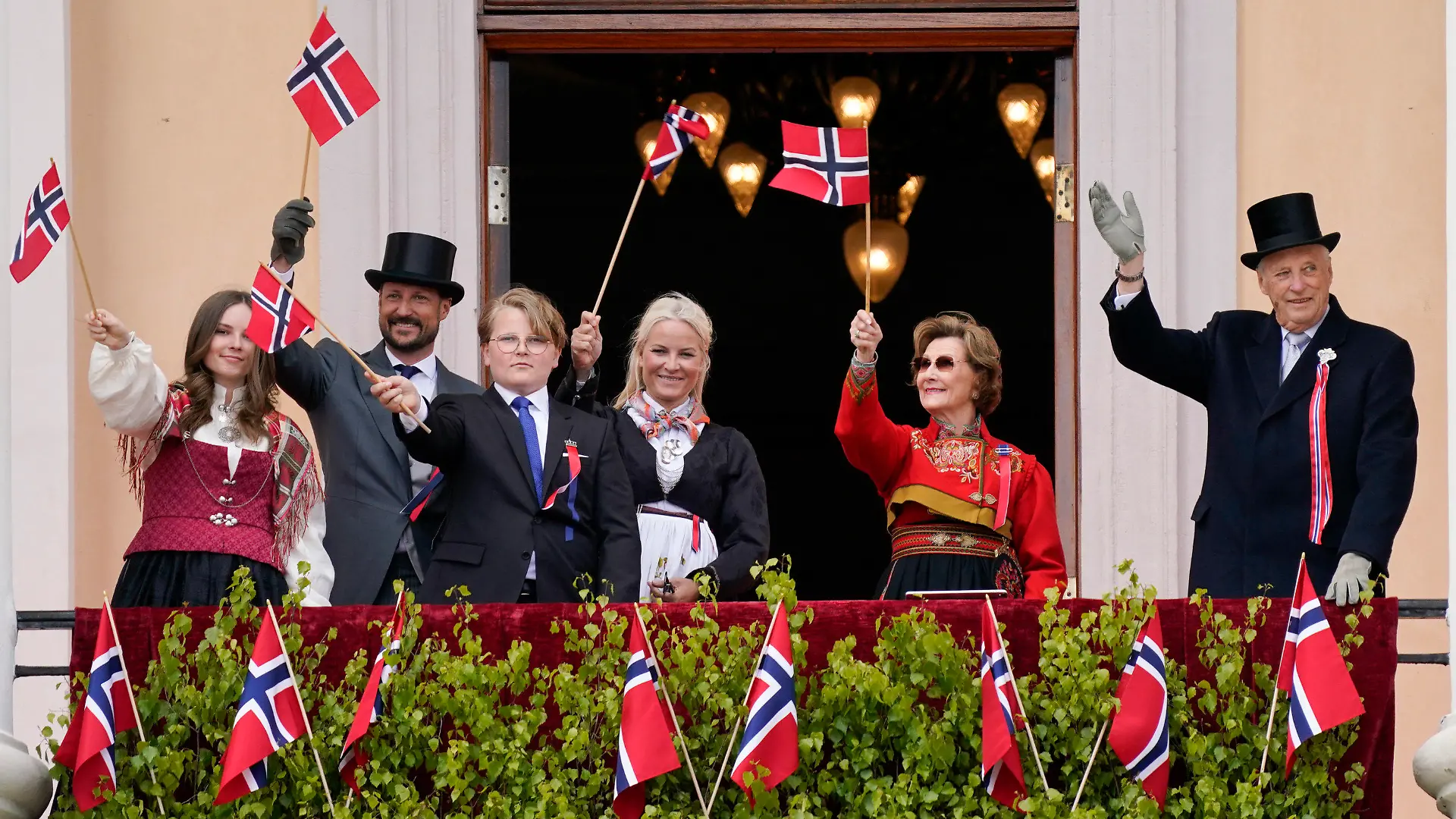 ARCHIV - 18.05.2020, Norwegen, Oslo: König Harald V. von Norwegen (r-l), Königin Sonja, Kronprinzessin Mette-Marit, Prinz Sverre Magnus, Kronprinz Haakon, und Prinzessin Ingrid Alexandra winken während der Feierlichkeiten zum Verfassungstag von ihrem Balkon. Am 25.08.2021 feiern Haakon und Mette-Marit ihren 20. Hochzeitstag. (zu dpa-Korr "Norwegens Glücksfall - Haakon und Mette-Marit 20 Jahre verheiratet") Foto: Lise Åserud/NTB scanpix Pool/dpa +++ dpa-Bildfunk +++