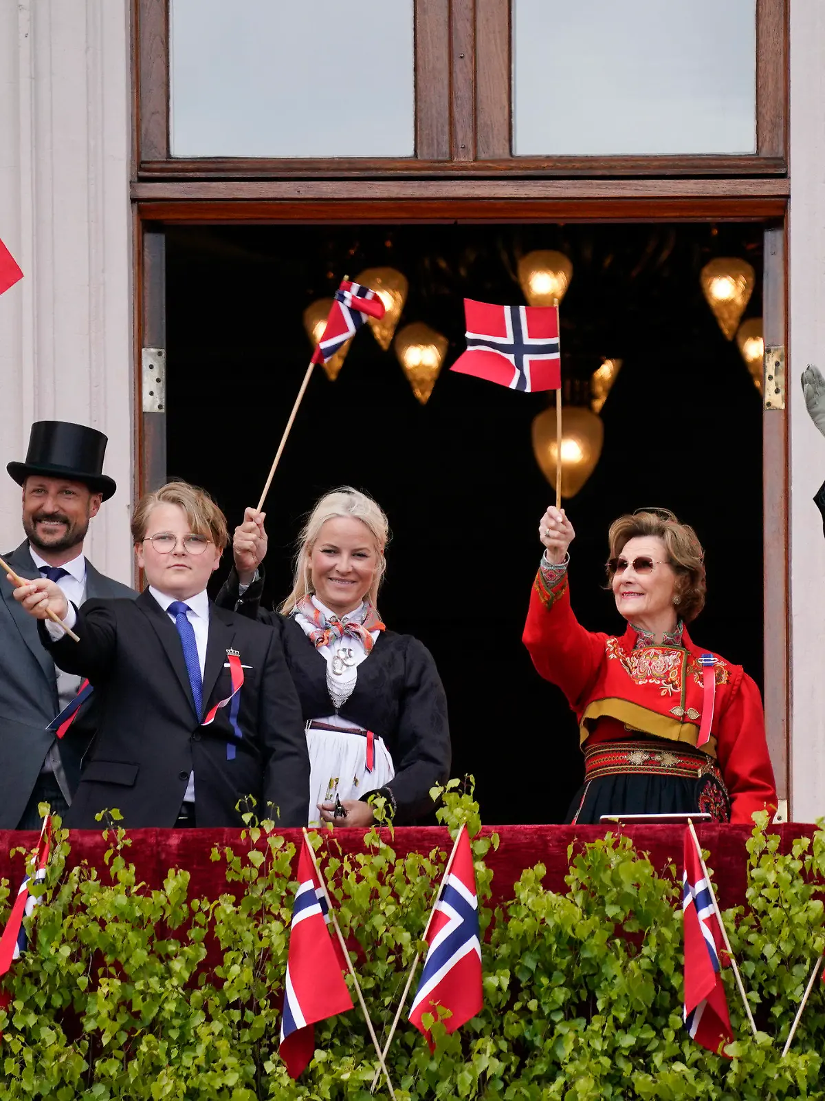 ARCHIV - 18.05.2020, Norwegen, Oslo: König Harald V. von Norwegen (r-l), Königin Sonja, Kronprinzessin Mette-Marit, Prinz Sverre Magnus, Kronprinz Haakon, und Prinzessin Ingrid Alexandra winken während der Feierlichkeiten zum Verfassungstag von ihrem Balkon. Am 25.08.2021 feiern Haakon und Mette-Marit ihren 20. Hochzeitstag. (zu dpa-Korr "Norwegens Glücksfall - Haakon und Mette-Marit 20 Jahre verheiratet") Foto: Lise Åserud/NTB scanpix Pool/dpa +++ dpa-Bildfunk +++