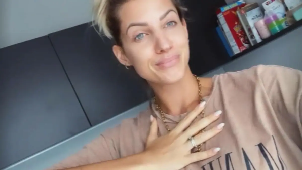 Sarah Harrison gibt ein Corona-Update Influencerin in Quarantäne