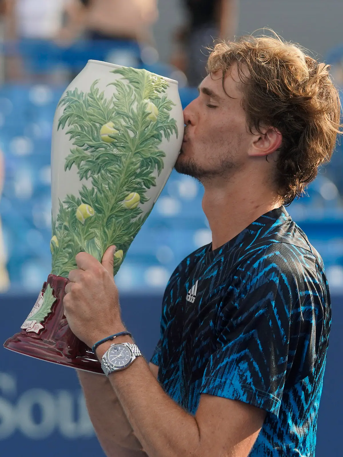 22.08.2021, USA, Mason: Tennis: ATP-Tour - Cincinnati, Einzel, Herren; Finale;  Zverev (Deutschland) gegen Andrey Rublev (Russland): Alexander Zverev (Deutschland) küsst den Rookwood Cup nach seinem Sieg. Foto: Darron Cummings/AP/dpa +++ dpa-Bildfunk +++