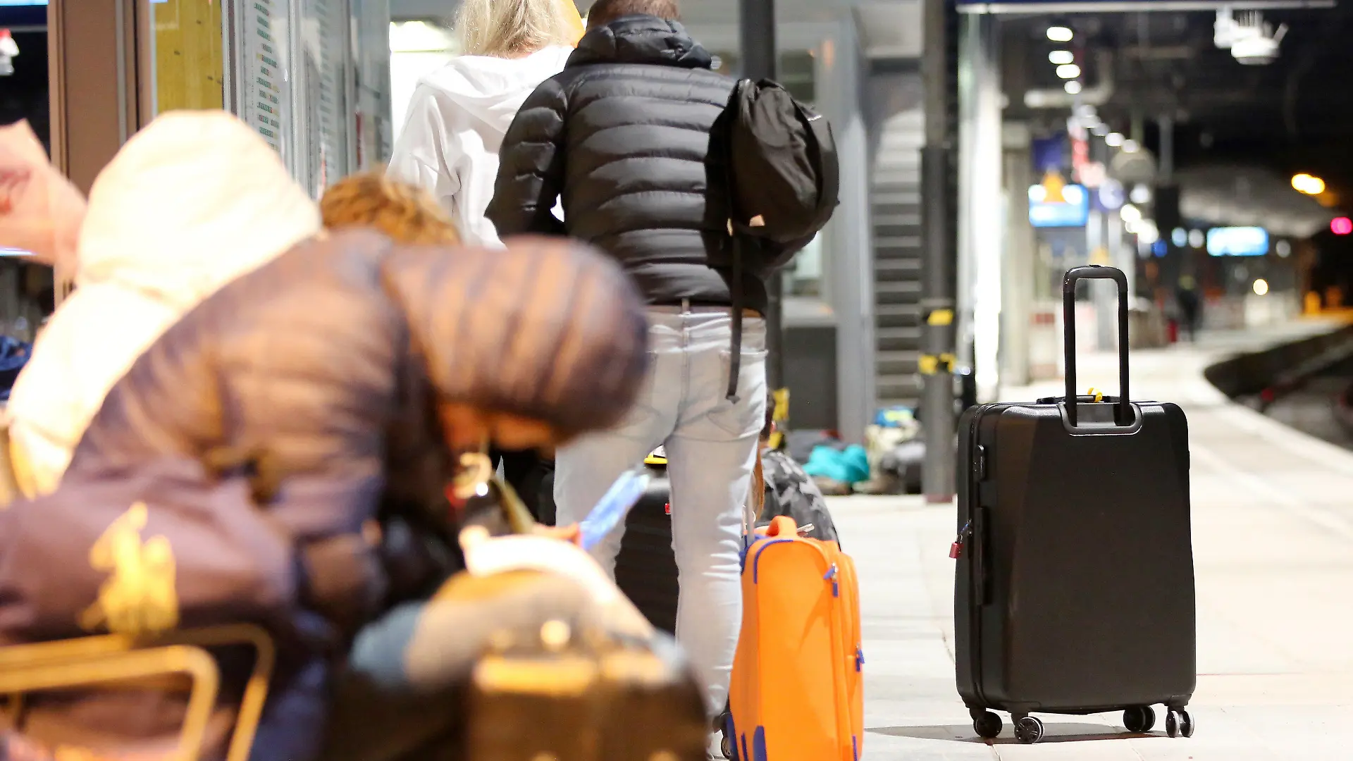 23.08.2021, Hamburg: Reisende warten im Hauptbahnhof während des Streiks der Lokführergewerkschaft GDL auf ihren Zug. Die Gewerkschaft Deutscher Lokomotivführer (GDL) hat ihren Streik bei der Deutschen Bahn am frühen Montagmorgen auch auf den Personenverkehr ausgeweitet. Foto: Bodo Marks/dpa +++ dpa-Bildfunk +++