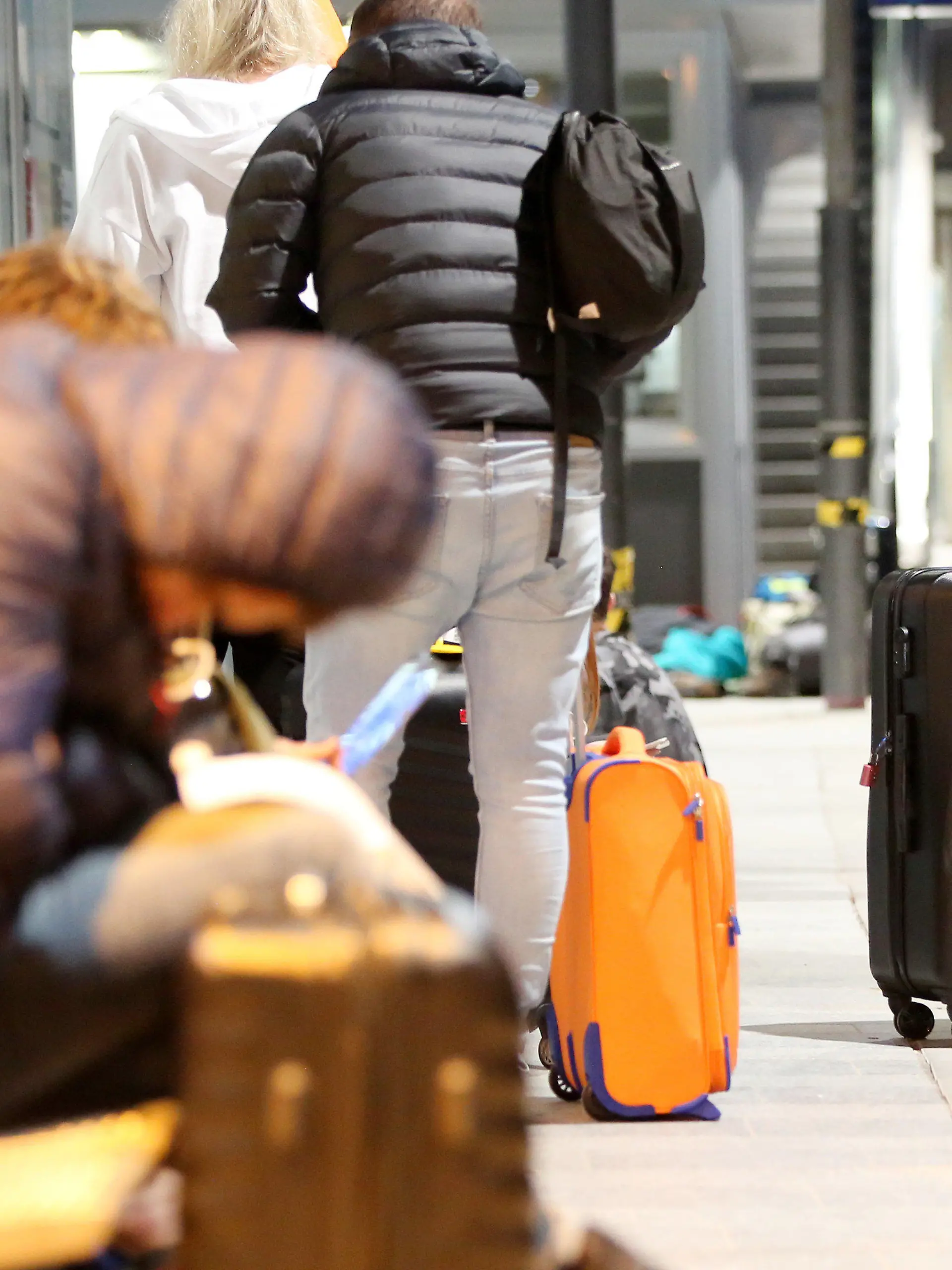23.08.2021, Hamburg: Reisende warten im Hauptbahnhof während des Streiks der Lokführergewerkschaft GDL auf ihren Zug. Die Gewerkschaft Deutscher Lokomotivführer (GDL) hat ihren Streik bei der Deutschen Bahn am frühen Montagmorgen auch auf den Personenverkehr ausgeweitet. Foto: Bodo Marks/dpa +++ dpa-Bildfunk +++