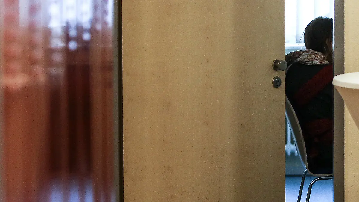 ILLUSTRATION - 12.02.2014, Hamburg: Ein Mädchen sitzt in einer Kinder- und Jugendpsychiatrie bei einem Beratungsgespräch. Kinder und Jugendliche, die einen Platz in einer Klinik für Psychiatrie benötigen, müssen sich in Niedersachsen auf lange Wartezeiten einstellen. (Zu dpa «Kinder- und Jugendpsychiatrie «voll ausgelastet»») Foto: picture alliance / dpa +++ dpa-Bildfunk +++