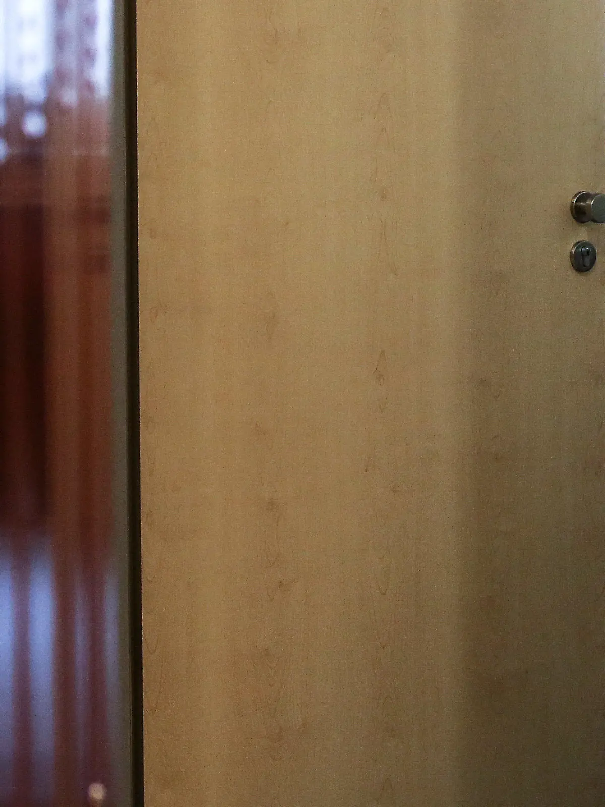 ILLUSTRATION - 12.02.2014, Hamburg: Ein Mädchen sitzt in einer Kinder- und Jugendpsychiatrie bei einem Beratungsgespräch. Kinder und Jugendliche, die einen Platz in einer Klinik für Psychiatrie benötigen, müssen sich in Niedersachsen auf lange Wartezeiten einstellen. (Zu dpa «Kinder- und Jugendpsychiatrie «voll ausgelastet»») Foto: picture alliance / dpa +++ dpa-Bildfunk +++