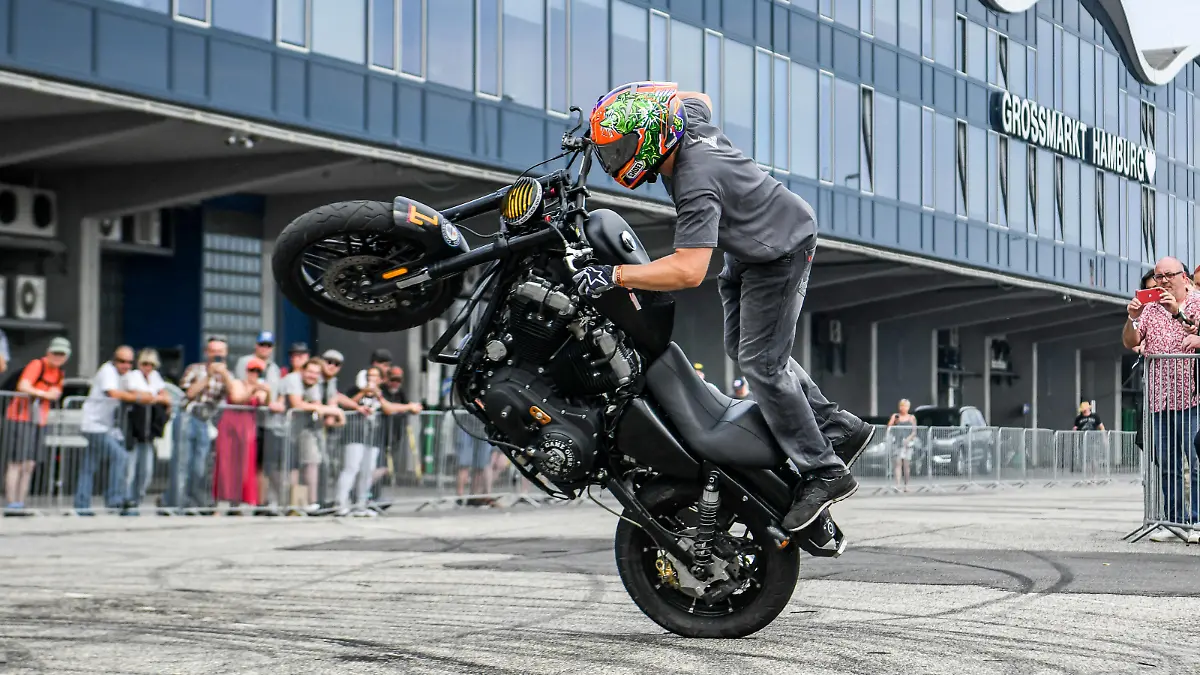 Ein Motorradfahrer bäumt seine Maschine zum Wheelie auf.