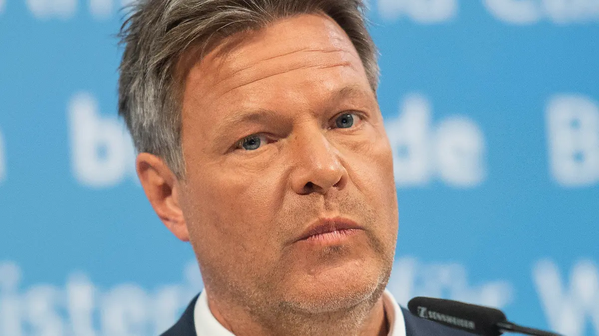 17.05.2023, Berlin: Robert Habeck (Bündnis 90/Die Grünen), Bundesminister für Wirtschaft und Klimaschutz, spricht bei einer Pressekonferenz. Staatssekretär Graichen (Bündnis 90/Die Grünen) war zuletzt wegen seiner Beteiligung an der Auswahl seines Trauzeugen für den Chefposten der bundeseigenen Deutschen Energie-Agentur (Dena) in die Kritik geraten und verliert seinen Posten im Ministerium. Foto: Christophe Gateau/dpa +++ dpa-Bildfunk +++