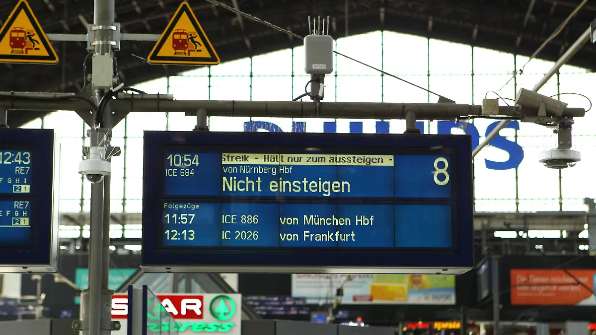  Anzeigetafel mit Zugverbindung während des Streiks der Gewerkschaft Deutscher Lokomotivführer am 11. August im Hamburger Hauptbahnhof. St. Georg Hamburg *** Display board with train connection during the strike of the union of German locomotive drivers on August 11 at the Hamburg main station St Georg Hamburg