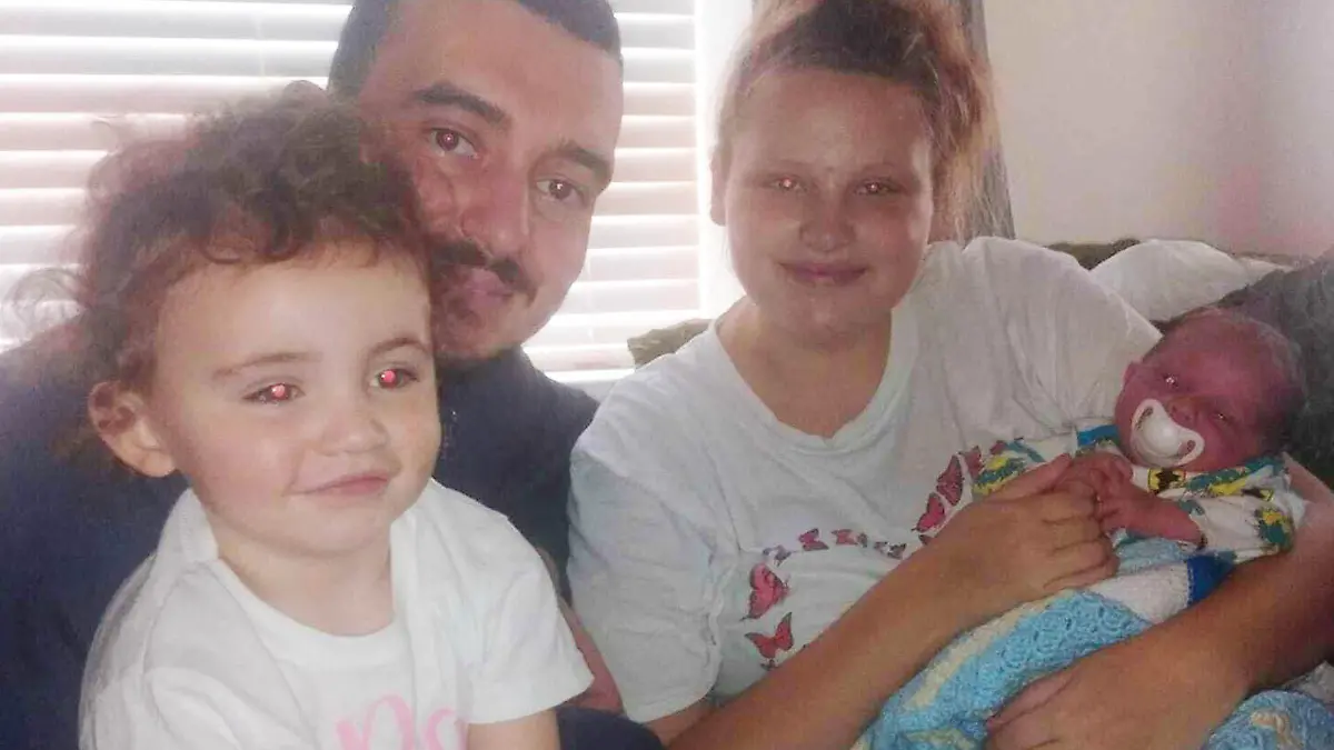 Die 20-jährige Georgia Crowther war unbemerkt schwanger und brachte ihr Baby nach einem Familienessen zur Welt.