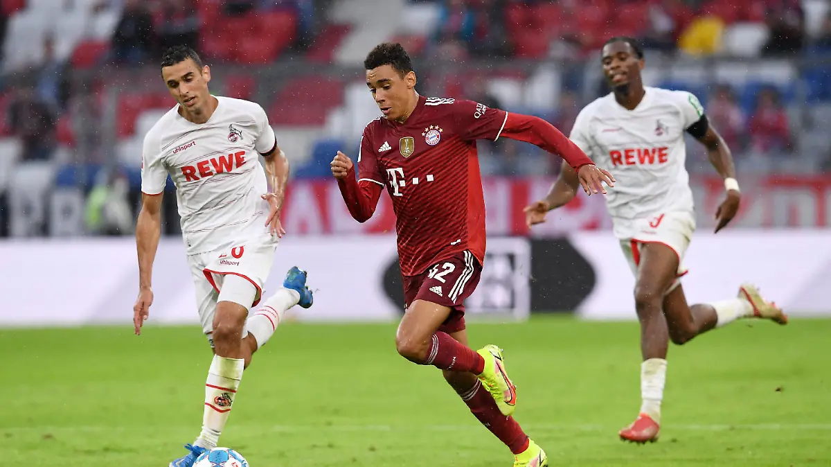 Fussball 1. Bundesliga Saison 2021/2022 2. Spieltag FC Bayern Muenchen - 1. FC Koeln 22.08.2021 Jamal Musiala Mitte, FC Bayern Muenchen gegen Ellyes Skhiri li 1. FC Koeln und Kingsley Ehizibue re, 1. FC Koeln *** Football 1 Bundesliga season 2021 2022 2 matchday FC Bayern Muenchen 1 FC Koeln 22 08 2021 Jamal Musiala center, FC Bayern Muenchen vs Ellyes Skhiri li 1 FC Koeln and Kingsley Ehizibue rh, 1 FC Koeln 