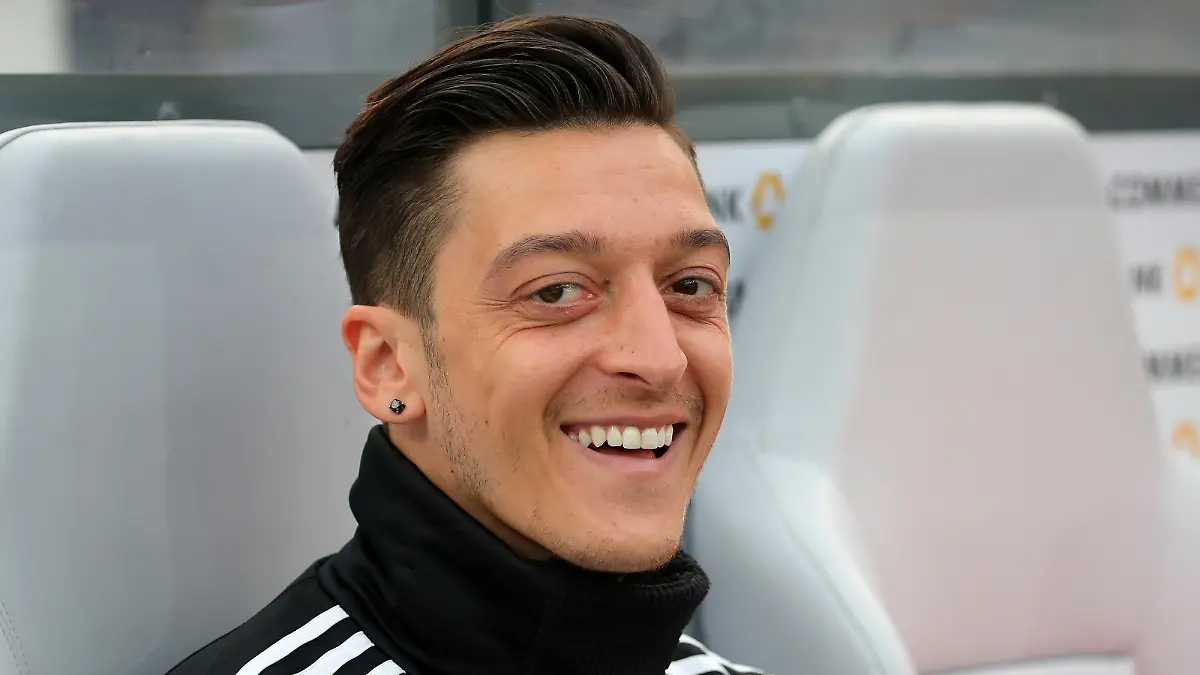 Mesut Özil zeigt den Fans erstmals sein Töchterchen Eda.