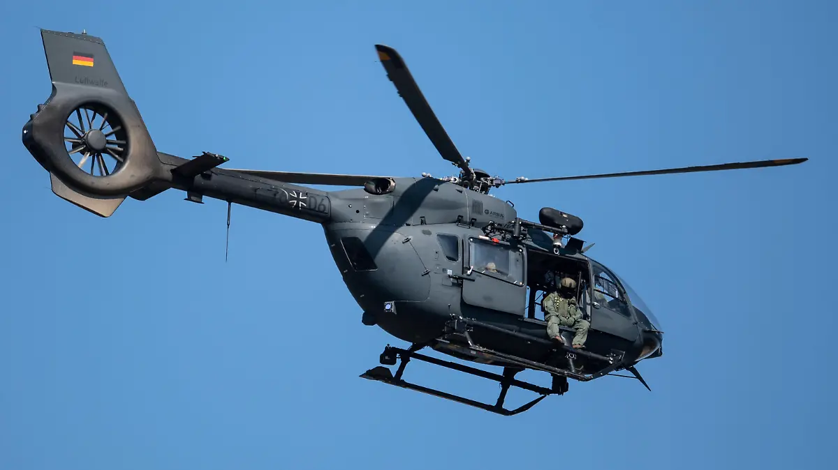 ARCHIV - 21.07.2021, Nordrhein-Westfalen, Erftstadt: Ein Hubschrauber der Bundeswehr vom Typ H-145M, der normalerweise zum Absetzen von Spezialkräften genutzt wird, fliegt über dem Ortsteil Blessem.     (zu dpa "100 Millionen Euro für Flüchtlinge - Hubschrauber nach Kabul") Foto: Marius Becker/dpa +++ dpa-Bildfunk +++