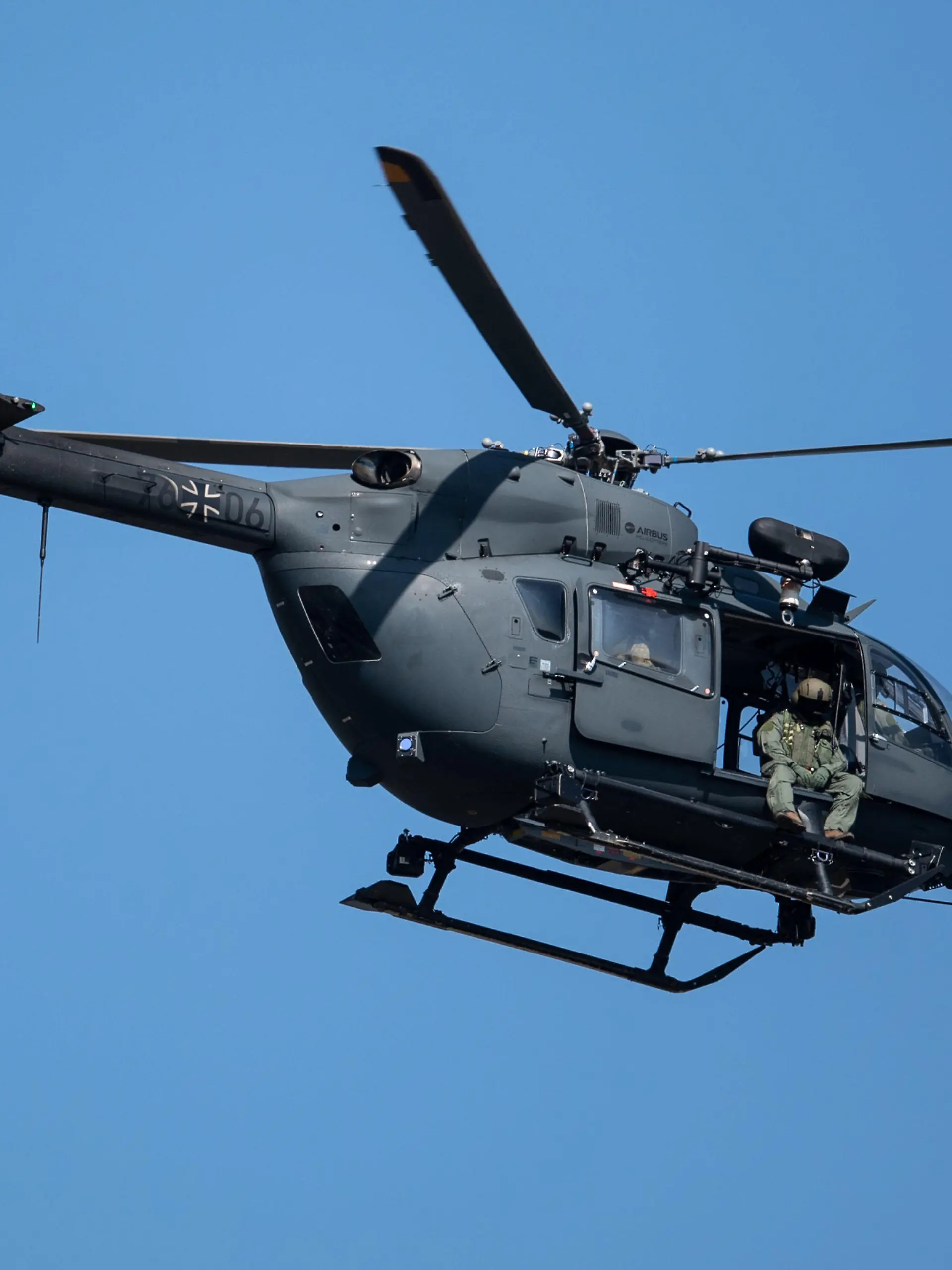 ARCHIV - 21.07.2021, Nordrhein-Westfalen, Erftstadt: Ein Hubschrauber der Bundeswehr vom Typ H-145M, der normalerweise zum Absetzen von Spezialkräften genutzt wird, fliegt über dem Ortsteil Blessem.     (zu dpa "100 Millionen Euro für Flüchtlinge - Hubschrauber nach Kabul") Foto: Marius Becker/dpa +++ dpa-Bildfunk +++