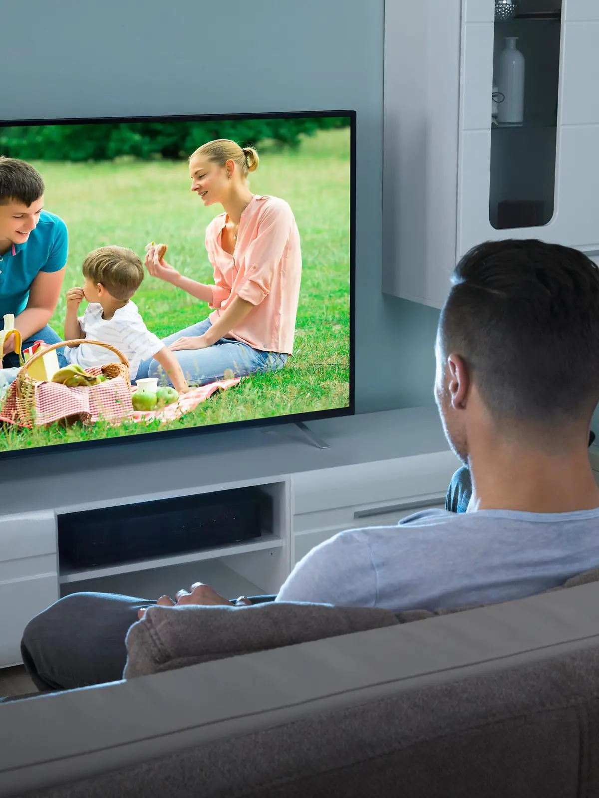 rückansicht eines paares,der film auf fernsehen zu hause || Modellfreigabe vorhanden