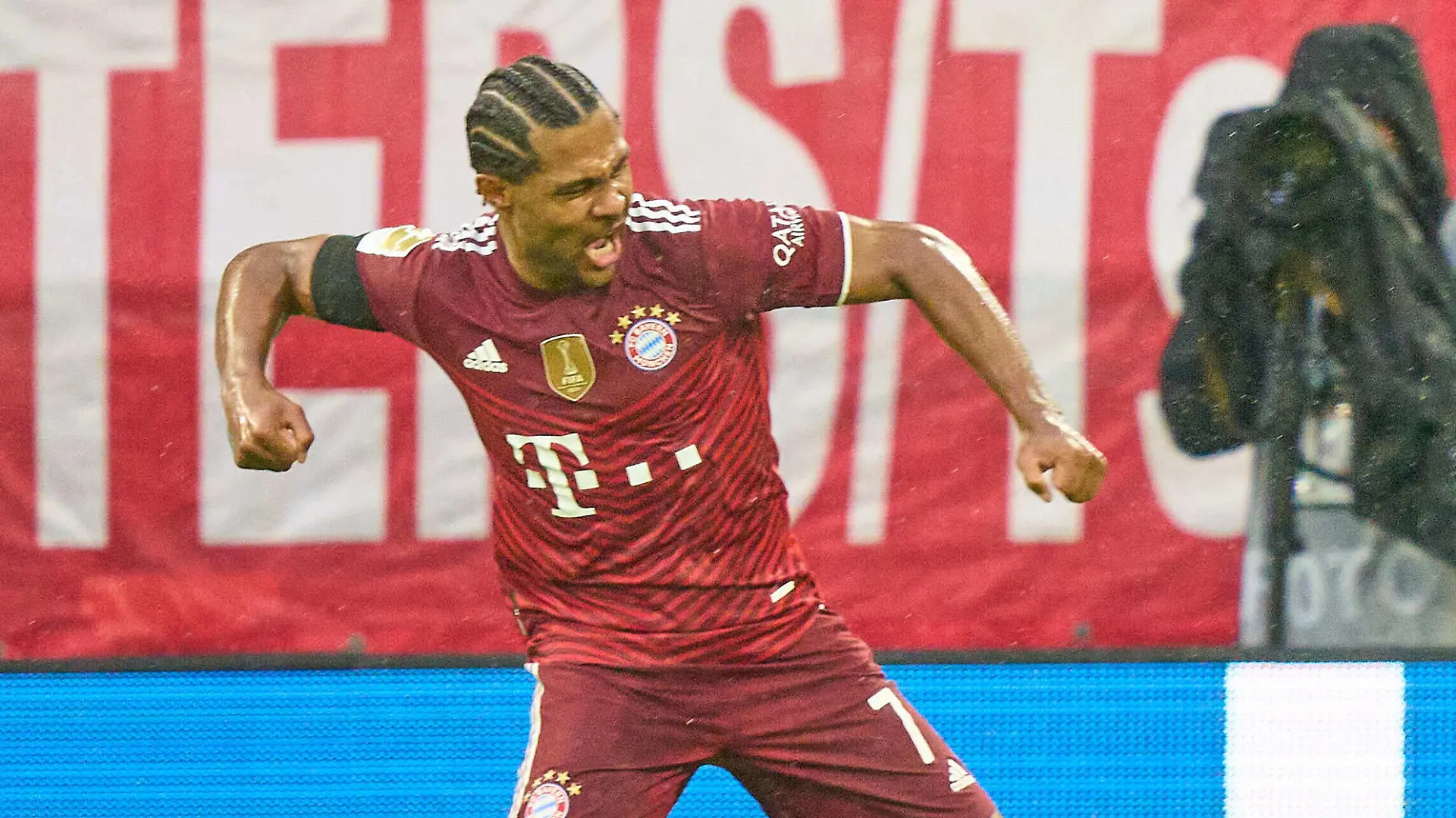 Serge GNABRY, FCB 7 celebrates his goal, happy, laugh, celebration, 3-2 in the match FC BAYERN MUENCHEN - 1.FC KOELN 3-2 1.German Football League on August 22, 2021 in Munich, Germany Season 2021/2022, matchday 2, 1.Bundesliga, FCB, München, 2.Spieltag, Köln.