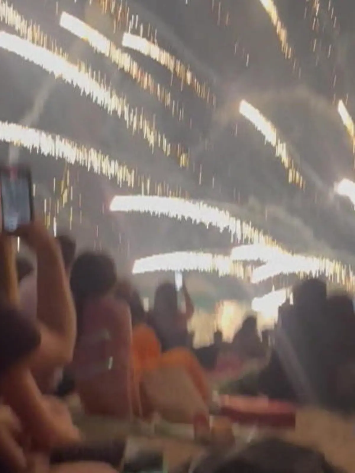 Die Rakete fliegt mitten in die Menschenmenge. Scheinbar wegen einer Fehleinschätzung der Pyrotechniker. Mehr als 20 Personen wurden dabei leicht verletzt. Die Betroffenen wurden direkt am Strand behandelt, niemand musste zum Glück ins Krankenhaus verlegt werden.

Der Vorfall wird nun untersucht.  