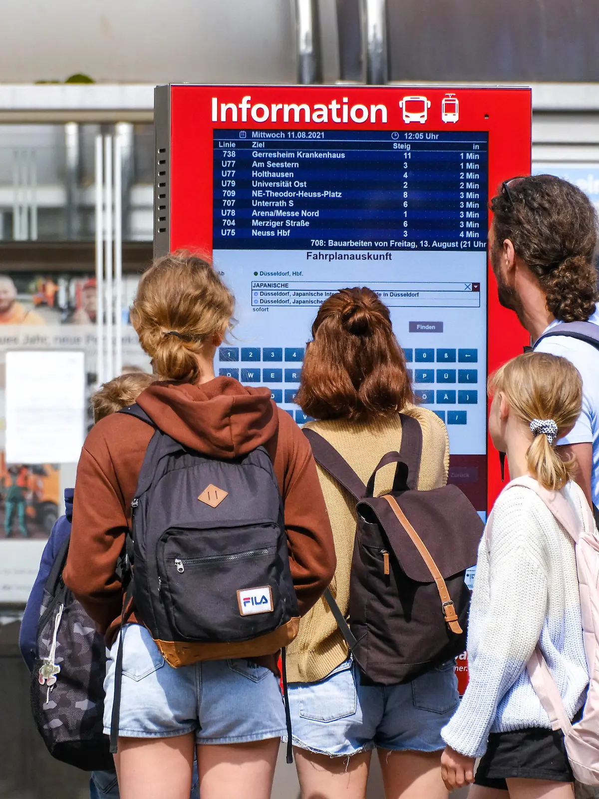  Düsseldorf 11.08.2021 Ticketautomat Information Reiseinformation Ticket-Automat Fahrschein Fahrscheine Fahrkarte Fahrkarten Verkaufsautomat Nahverkehr ÖPNV DB Deutsche Bahn abellio VRR Rheinbahn Preiserhöhung Preise Bargeld Geld Geldscheine bargeldlos Kreditkarte EC-Karte Girocard Strassenbahn Tram U-Bahn Tarife Tarifzone Wabe Tarifwabe Pendler Homeoffice Abonnement Abo-Kunden Tickets Ticket Lokführer-Gewerkschaft GDL Gewerkschaft Deutscher Lokomotivführer von Chef Claus Weselsky kündigt Streik nach Urabstimmung an Eisenbahn- und Verkehrsgewerkschaft  EVG  hatten dem Tarifvertrag schon zugestimmt Tarifkonflikt Lokführerstreik DB Deutsche Bahn Zug GDL Bahnstreik Deutsche Bahn Bundesbahn Kinder Jugendliche Teenager Düsseldorf Nor 
