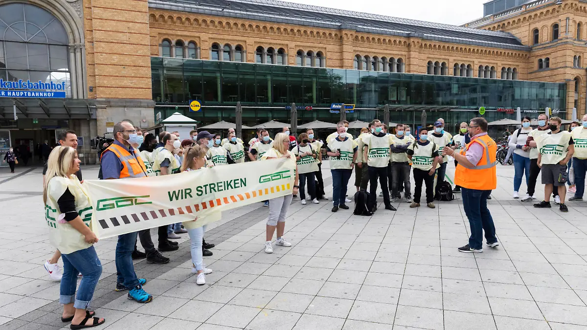  Streik der Lokführer 2021 Die Gewerkschaft Deutscher Lokomotivführer GDL hat ihre Mitglieder zum Streik gegen die DB aufgerufen. Zwischen dem 10.08.2021 und dem 13.08.2021 werden sowohl der Güter-, als auch der Personenverkehr bestreikt. Viele Züge entfallen. Vor dem Hauptbahnhof in Hannover haben sich Streikende versammelt. Der stellvertretende Vorsitzende der GDL, Jan Manfras, spricht vor den Anwesenden. Deutschland, Niedersachsen, Hannover, 11.08.2021 *** Strike of the train drivers 2021 The union of German train drivers GDL has called its members to strike against the DB Between the 10 08 2021 and the 13 08 2021 both the goods and the passenger traffic will be on strike Many trains are cancelled Strikers have gathered in front of the