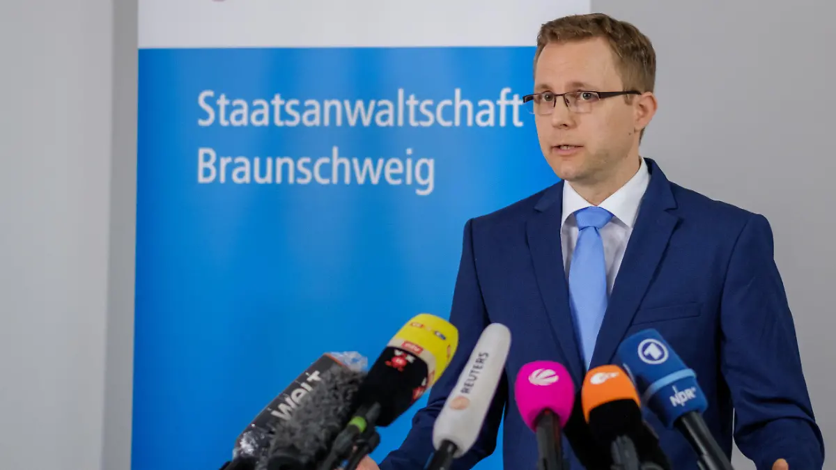 04.06.2020, Niedersachsen, Braunschweig: Staatsanwalt Hans Christian Wolters spricht in der Staatsanwaltschaft zu Medienvertretern über die Ermittlungen im Fall Maddie. Nach Angaben des Bundeskriminalamts (BKA) ermittelt die Staatsanwaltschaft Braunschweig gegen einen 43-jährigen Deutschen, der mehrfach wegen Sexualstraftaten auch an Kindern vorbestraft sei. Die damals dreijährige Madeleine «Maddie» McCann aus Großbritannien war am 3. Mai 2007 aus einer Appartementanlage im portugiesischen Praia da Luz verschwunden. Foto: Ole Spata/dpa +++ dpa-Bildfunk +++