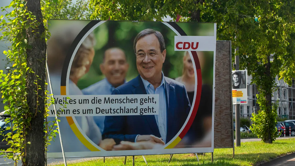 Wahlplakate zur Bundestagswahl im September 2021 sind in Köln NRW zu sehen. Armin Laschet CDU Weil es um die Menschen geht, wenn es um Deutschland geht Wahlplakate *** Election posters for the federal election in September 2021 can be seen in Cologne NRW Armin Laschet CDU Because its about the people when it comes to Germany Election posters