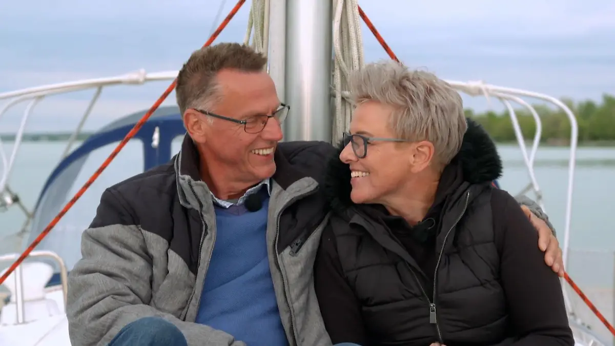 "Bauer sucht Frau International"-Kandidat Herbert mit seiner Hofdame Petra auf romantischer Bootstour