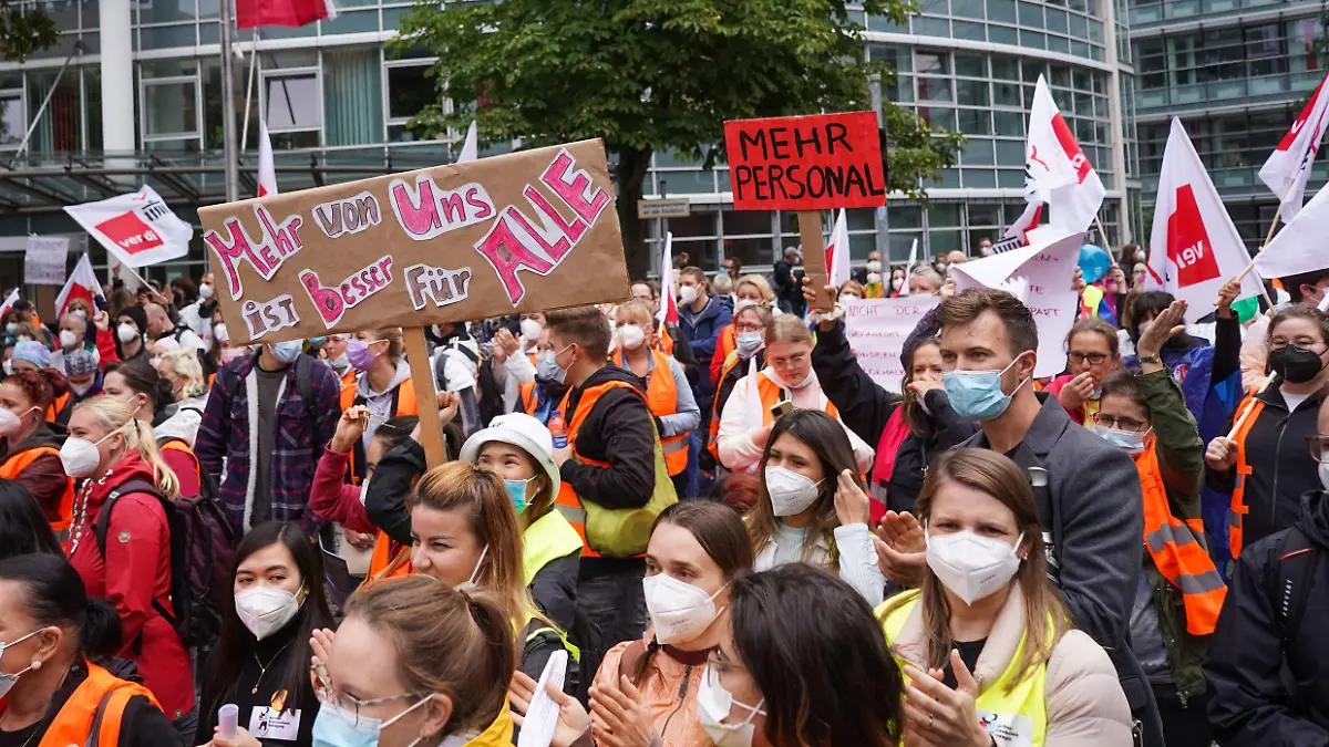 23.08.2021, Berlin: Zahlreiche Pflegekräfte und anderer Beschäftigter nehmen an einer streikbegleitenden Kundgebung vor der Vivantes-Zentrale teil. An den landeseigenen Krankenhäusern Vivantes und Charité in Berlin läuft seit Montagmorgen der dreitägige Streik der Beschäftigten. Foto: Jörg Carstensen/dpa +++ dpa-Bildfunk +++