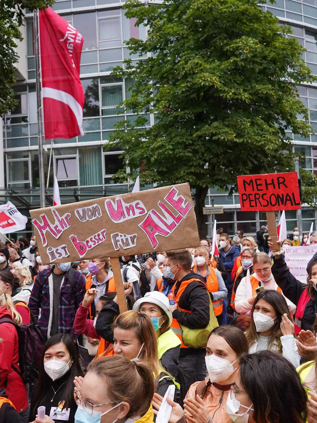 23.08.2021, Berlin: Zahlreiche Pflegekräfte und anderer Beschäftigter nehmen an einer streikbegleitenden Kundgebung vor der Vivantes-Zentrale teil. An den landeseigenen Krankenhäusern Vivantes und Charité in Berlin läuft seit Montagmorgen der dreitägige Streik der Beschäftigten. Foto: Jörg Carstensen/dpa +++ dpa-Bildfunk +++