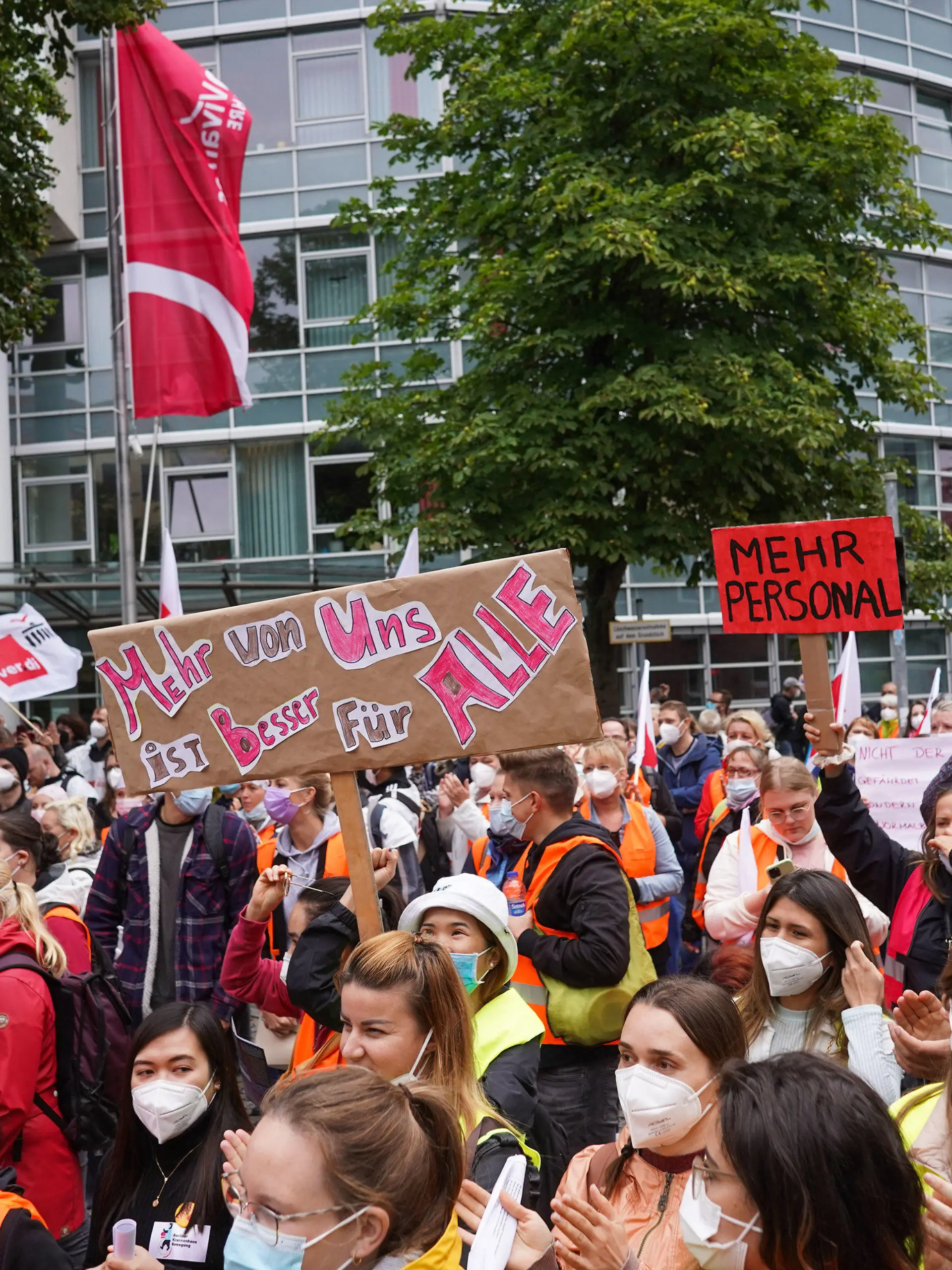 23.08.2021, Berlin: Zahlreiche Pflegekräfte und anderer Beschäftigter nehmen an einer streikbegleitenden Kundgebung vor der Vivantes-Zentrale teil. An den landeseigenen Krankenhäusern Vivantes und Charité in Berlin läuft seit Montagmorgen der dreitägige Streik der Beschäftigten. Foto: Jörg Carstensen/dpa +++ dpa-Bildfunk +++