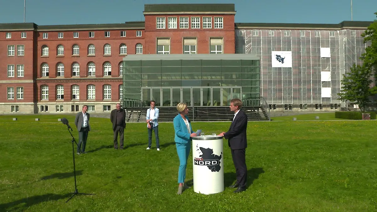 RTL Nord-Reporterin Kirsten von Keitz im Gespräch mit Ministerpräsident Daniel Günther.