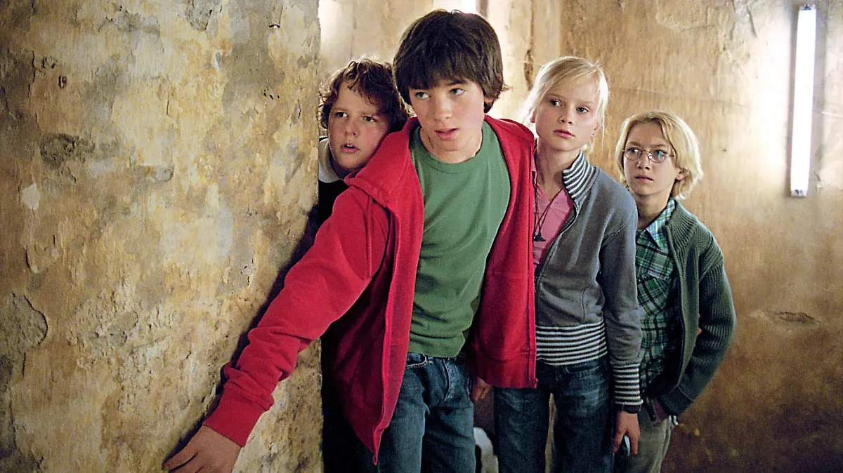 Klößchen (Lukas Eichhammer, l-r), Tim (Jannis Niewöhner), Gaby (Svea Bein) und Karl (Jonathan Dümcke) schleichen im neuen Kinofilm "TKKG - Das Geheimnis um die rätselhafte Mind-Machine" an einer Wand entlang (undatiertes Szenenfoto). Musterschüler Kevin erfindet eine Mind-Machine. Als er sie seinen Mitschülern präsentieren will, verschwindet er und wenig später auch seine Freundin. Das Quartett ist gefragt... Der Streifen startet am 28. September 2006 in den deutschen Kinos. Foto: Constantin (zu dpa-Kinostarts vom 21.09.2006 - ACHTUNG: Verwendung nur für redaktionelle Zwecke im Zusammenhang mit der Berichterstattung über diesen Film!) +++(c) dpa - Bildfunk+++