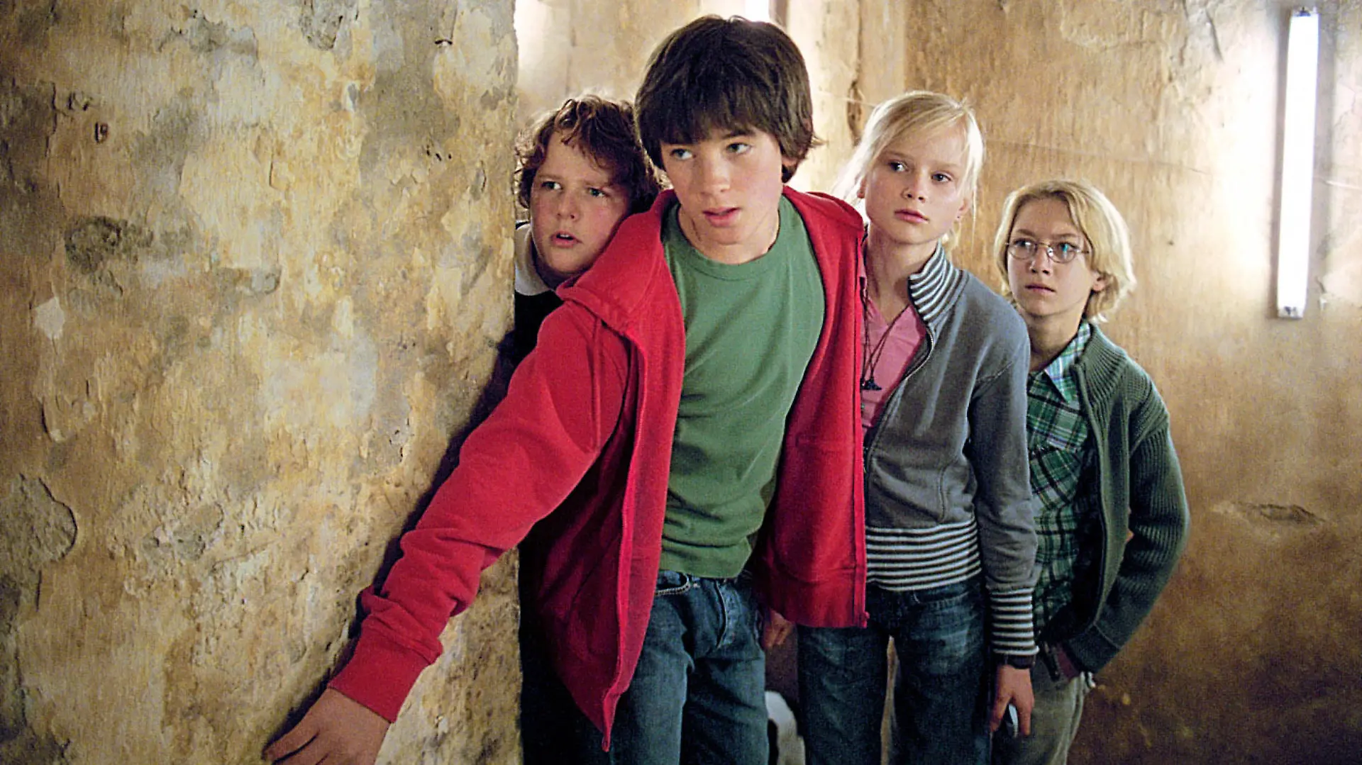 Klößchen (Lukas Eichhammer, l-r), Tim (Jannis Niewöhner), Gaby (Svea Bein) und Karl (Jonathan Dümcke) schleichen im neuen Kinofilm "TKKG - Das Geheimnis um die rätselhafte Mind-Machine" an einer Wand entlang (undatiertes Szenenfoto). Musterschüler Kevin erfindet eine Mind-Machine. Als er sie seinen Mitschülern präsentieren will, verschwindet er und wenig später auch seine Freundin. Das Quartett ist gefragt... Der Streifen startet am 28. September 2006 in den deutschen Kinos. Foto: Constantin (zu dpa-Kinostarts vom 21.09.2006 - ACHTUNG: Verwendung nur für redaktionelle Zwecke im Zusammenhang mit der Berichterstattung über diesen Film!) +++(c) dpa - Bildfunk+++