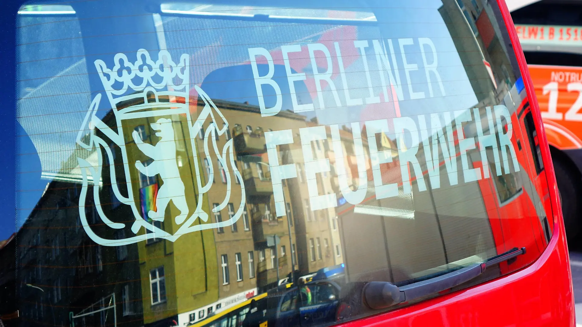 02.03.2018,Berlin,Deutschland,GER, Dachstuhlbrand in Charlottenburg in der Kaiser-Friedrich-Straße. Die Feuerwehr ist mit einem Großaufgebot vor Ort. *** 02 03 2018 Berlin Germany GER Dachstuhlbrand in Charlottenburg in the Kaiser Friedrich street The fire brigade is on site with a large number of people  