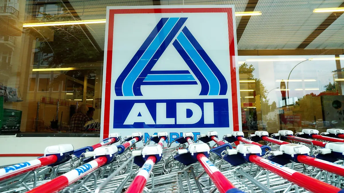 Einkaufswagen stehen am Mittwoch (28.08.2010) in Hamburg vor einer Aldi-Filiale. Theo Albrecht, einer der beiden Gründer des Discount-Riesen Aldi, ist tot. Albrecht sei am Samstag (24.07.2010) im Alter von 88 Jahren in seinem Geburtsort Essen gestorben, hieß es am Mittwoch (28.07.2010) in einer Erklärung der Unternehmensgruppe Aldi Nord. Foto: Maurizio Gambarini dpa/lno +++(c) dpa - Bildfunk+++
