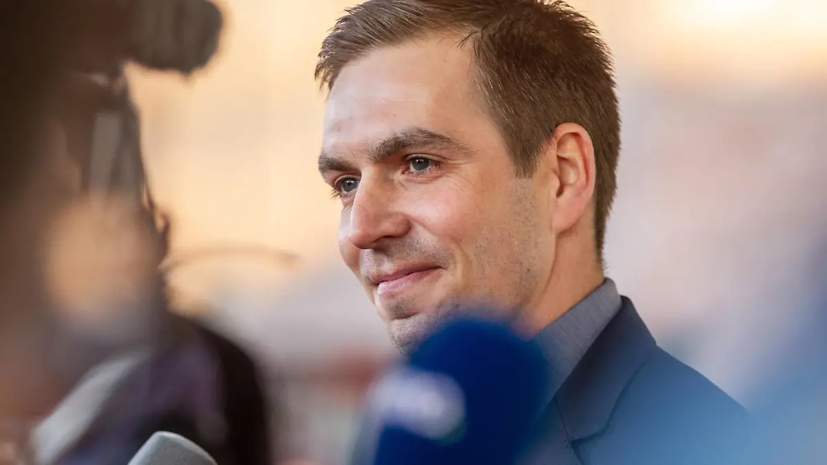 Philipp Lahm beim Interview bei der Preisverleihung zur Eröffnung der HALL OF FAME des deutschen Fußballs, 01.04.2019 Preisverleihung zur Eröffnung der HALL OF FAME des deutschen Fußballs, 01.04.2019 Dortmund *** Philipp Lahm at the interview at the award ceremony for the opening of the HALL OF FAME of German football 01 04 2019 Award ceremony for the opening of the HALL OF FAME of German football 01 04 2019 Dortmund Copyright: xEibner/MarioxHommesx EP_MHS  