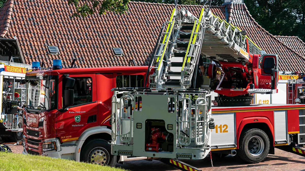 Osnabrueck, Deutschland 23. Juli 2021: Ein Einsatzfahrzeug der Feuerwehr, Drehleiter, bei einem Brand im Einsatz, mit Schriftzug und Blaulicht. Niedersachsen *** Osnabrueck, Germany 23 July 2021 An emergency vehicle of the fire brigade, turntable ladder, at a fire in use, with lettering and blue light Lower Saxony Copyright: xFotostandx/xReissx