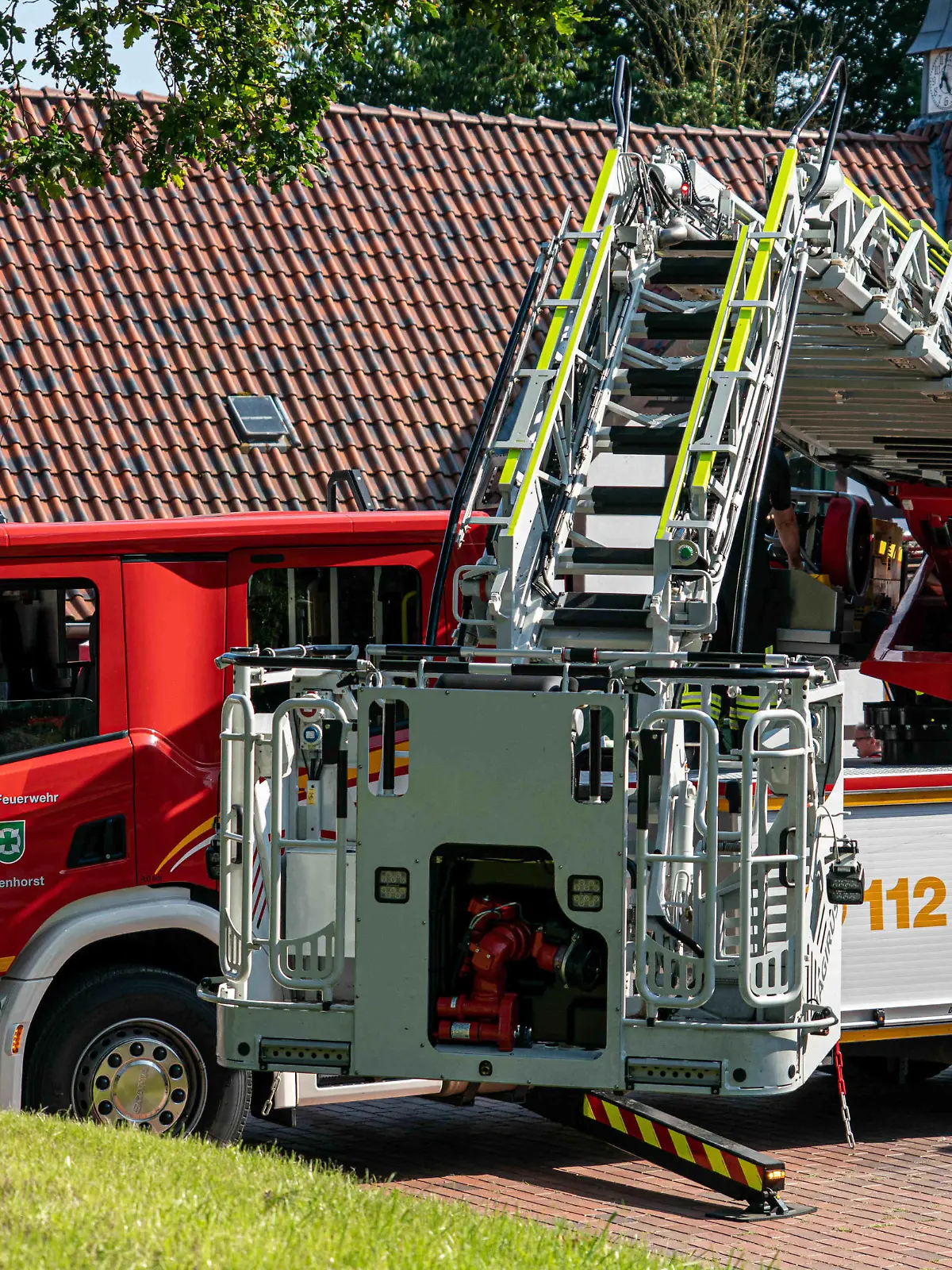 Osnabrueck, Deutschland 23. Juli 2021: Ein Einsatzfahrzeug der Feuerwehr, Drehleiter, bei einem Brand im Einsatz, mit Schriftzug und Blaulicht. Niedersachsen *** Osnabrueck, Germany 23 July 2021 An emergency vehicle of the fire brigade, turntable ladder, at a fire in use, with lettering and blue light Lower Saxony Copyright: xFotostandx/xReissx 