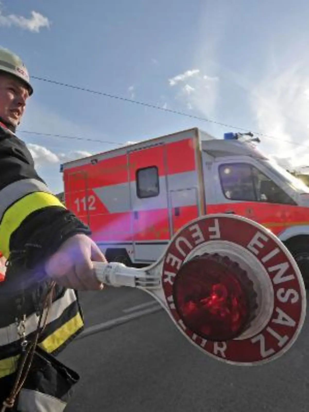 Ein Feuerwehrmann regelt mittels einer Verkehrskelle auf einer Straßenkreuzung im Berliner Stadtteil Hellersdorf den fließenden Verkehr, aufgenommen am 06.05.2009. Foto: Robert Schlesinger   +++(c) dpa - Report+++