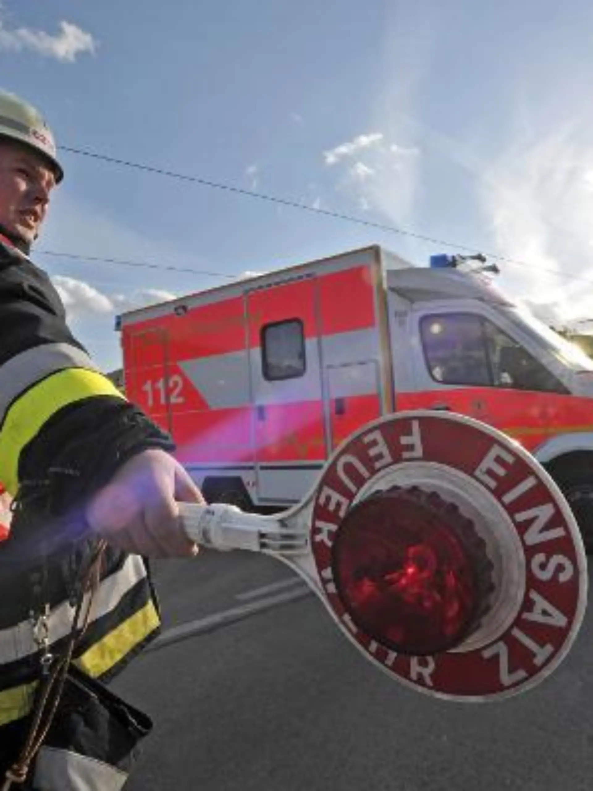 Ein Feuerwehrmann regelt mittels einer Verkehrskelle auf einer Straßenkreuzung im Berliner Stadtteil Hellersdorf den fließenden Verkehr, aufgenommen am 06.05.2009. Foto: Robert Schlesinger   +++(c) dpa - Report+++